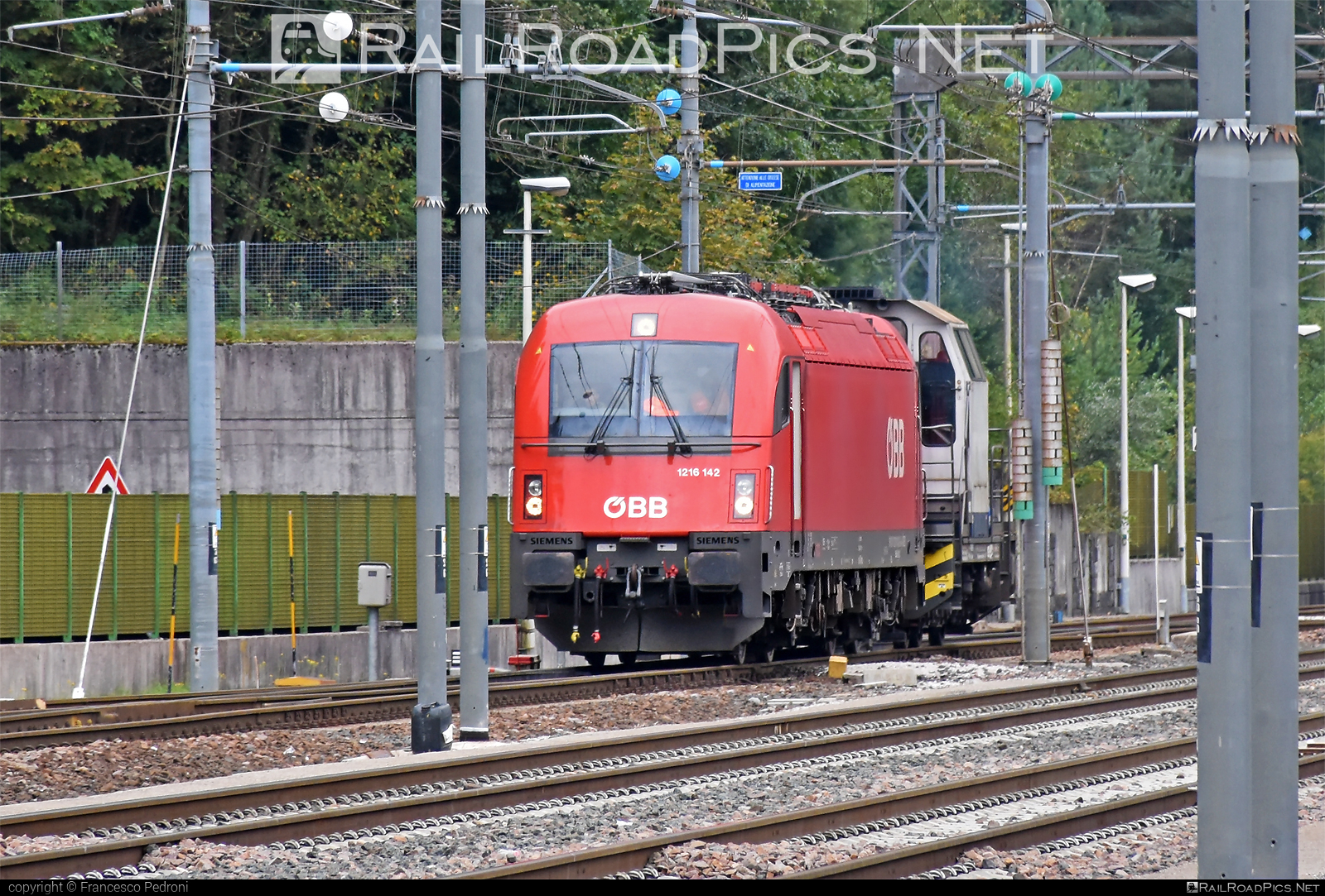 Siemens ES 64 U4 - 1216 142 operated by Rail Cargo Austria AG #es64 #es64u4 #eurosprinter #obb #osterreichischebundesbahnen #rcw #siemens #siemensEs64 #siemensEs64u4 #siemenstaurus #taurus #tauruslocomotive