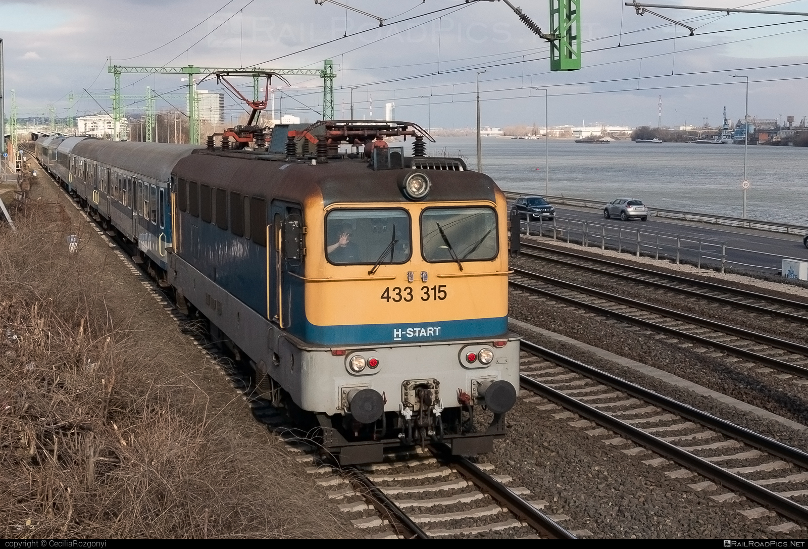 Ganz-MÁVAG VM14-23 - 433 315 operated by MÁV-START ZRt. #ganz43 #ganz431 #ganzmavag #ganzmavag43 #ganzmavag431 #ganzmavagvm1423 #greetings #mav #mavstart #mavstartzrt #v43locomotive