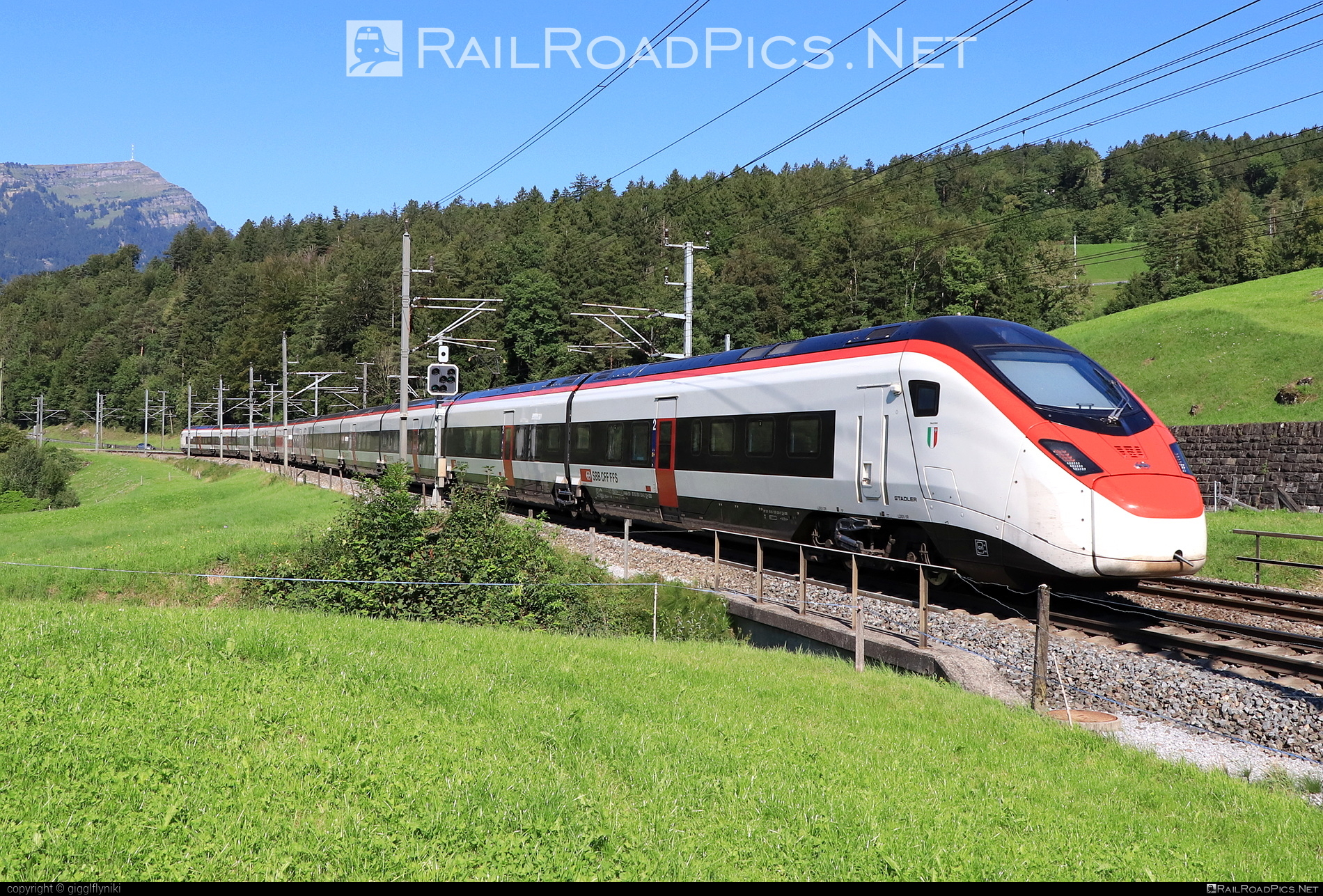 Stadler SMILE - 501 024-0 operated by Schweizerische Bundesbahnen SBB #CFF #CheminsDeFerFederauxSuisses #FFS #FerrovieFederaliSvizzere #SBB #SchweizerischeBundesbahnen #giruno #rabe501 #stadler #stadlerec250 #stadlerrail #stadlerrailag #stadlersmile