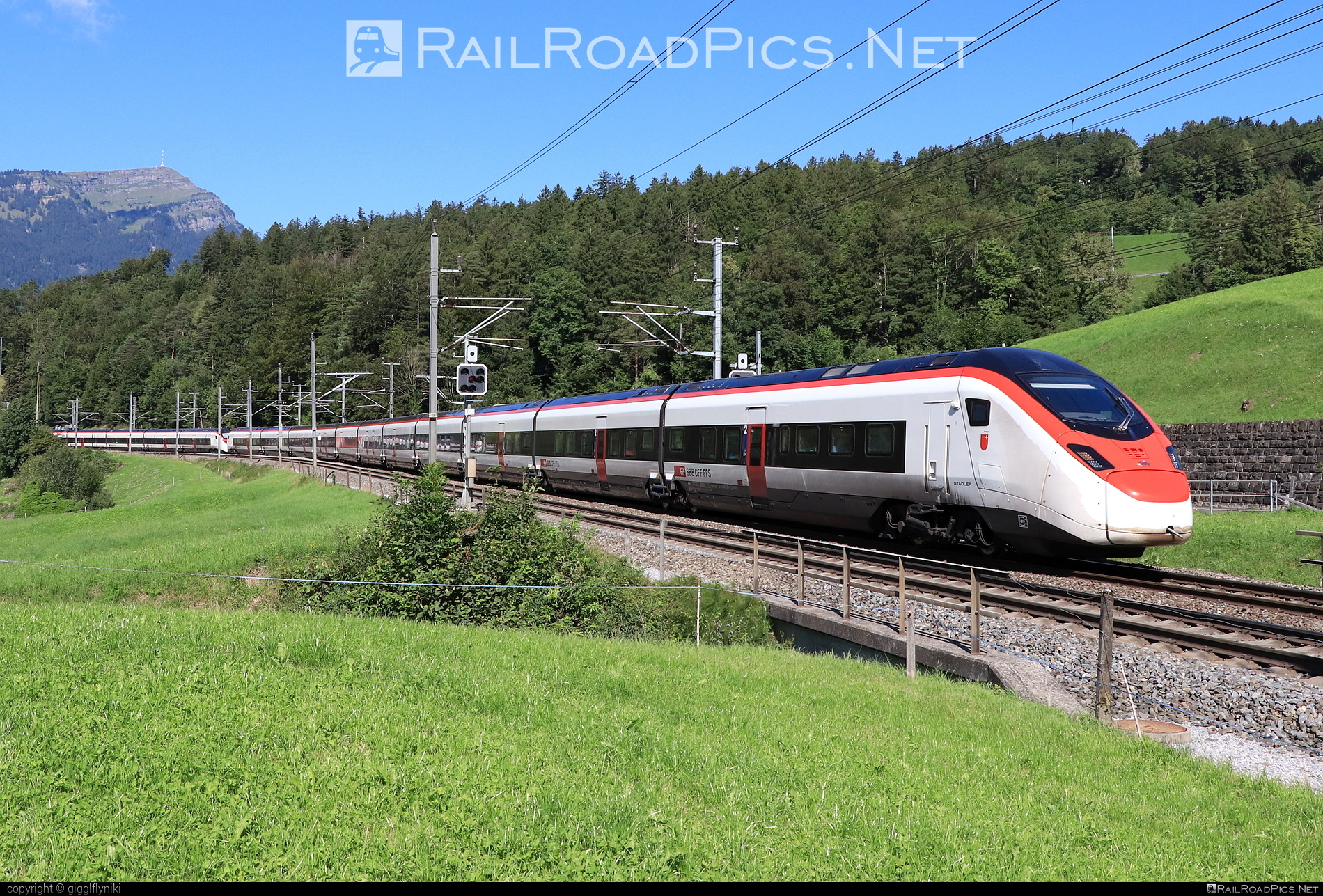 Stadler SMILE - 501 004-2 operated by Schweizerische Bundesbahnen SBB #CFF #CheminsDeFerFederauxSuisses #FFS #FerrovieFederaliSvizzere #SBB #SchweizerischeBundesbahnen #giruno #rabe501 #stadler #stadlerec250 #stadlerrail #stadlerrailag #stadlersmile
