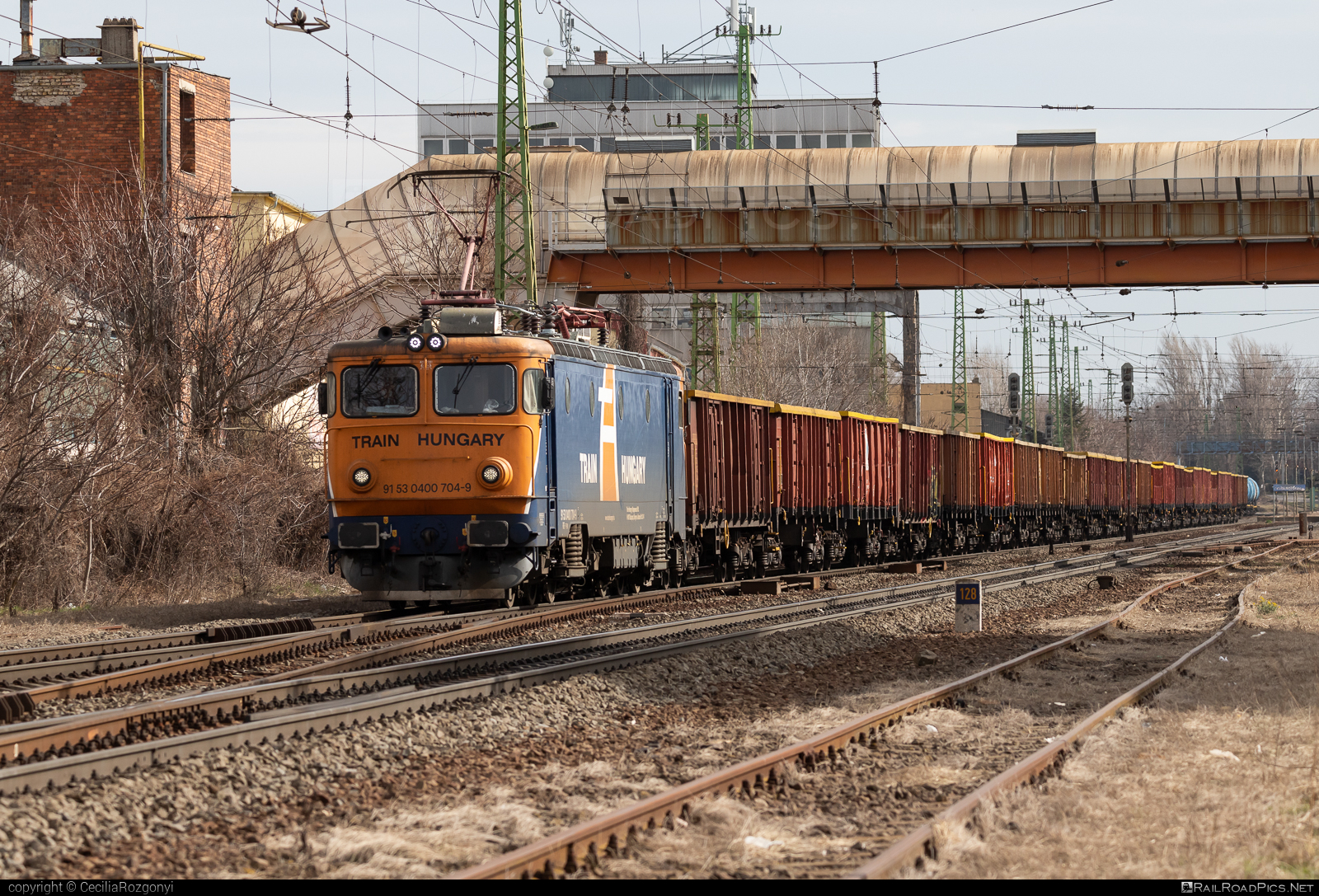 Electroputere LE 5100 - 0400 704 - 9 operated by Train Hungary Magánvasút Kft #TrainHungaryMaganvasut #TrainHungaryMaganvasutKft #electroputere #electroputerecraiova #electroputerele5100 #le5100 #openwagon #trainhungary
