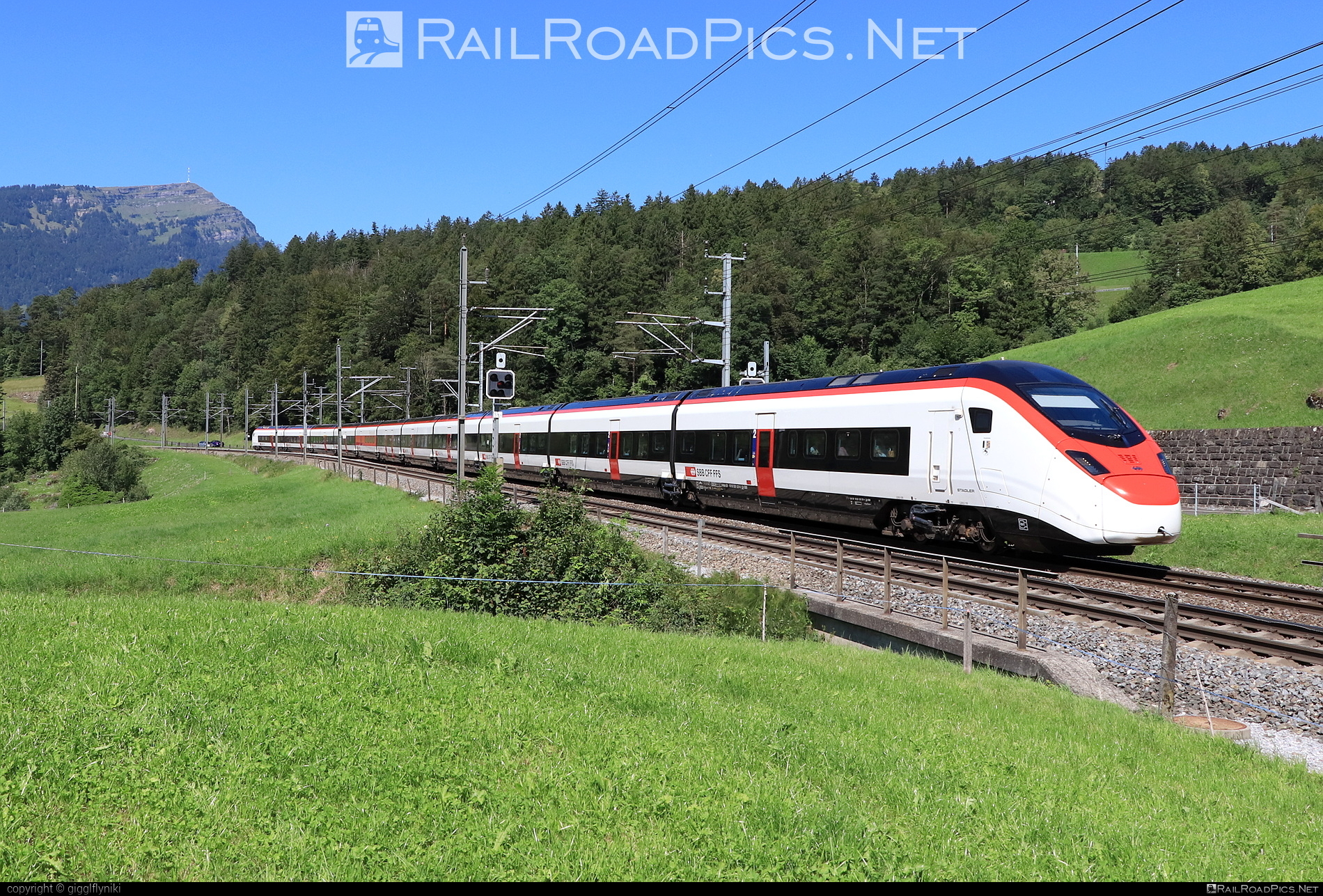 Stadler SMILE - 501 021-6 operated by Schweizerische Bundesbahnen SBB #CFF #CheminsDeFerFederauxSuisses #FFS #FerrovieFederaliSvizzere #SBB #SchweizerischeBundesbahnen #giruno #rabe501 #stadler #stadlerec250 #stadlerrail #stadlerrailag #stadlersmile
