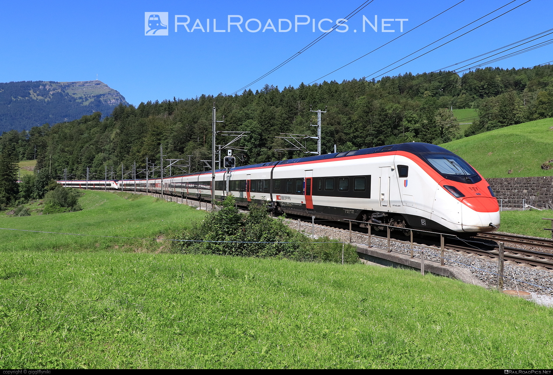 Stadler SMILE - 501 001-8 operated by Schweizerische Bundesbahnen SBB #CFF #CheminsDeFerFederauxSuisses #FFS #FerrovieFederaliSvizzere #SBB #SchweizerischeBundesbahnen #giruno #rabe501 #stadler #stadlerec250 #stadlerrail #stadlerrailag #stadlersmile