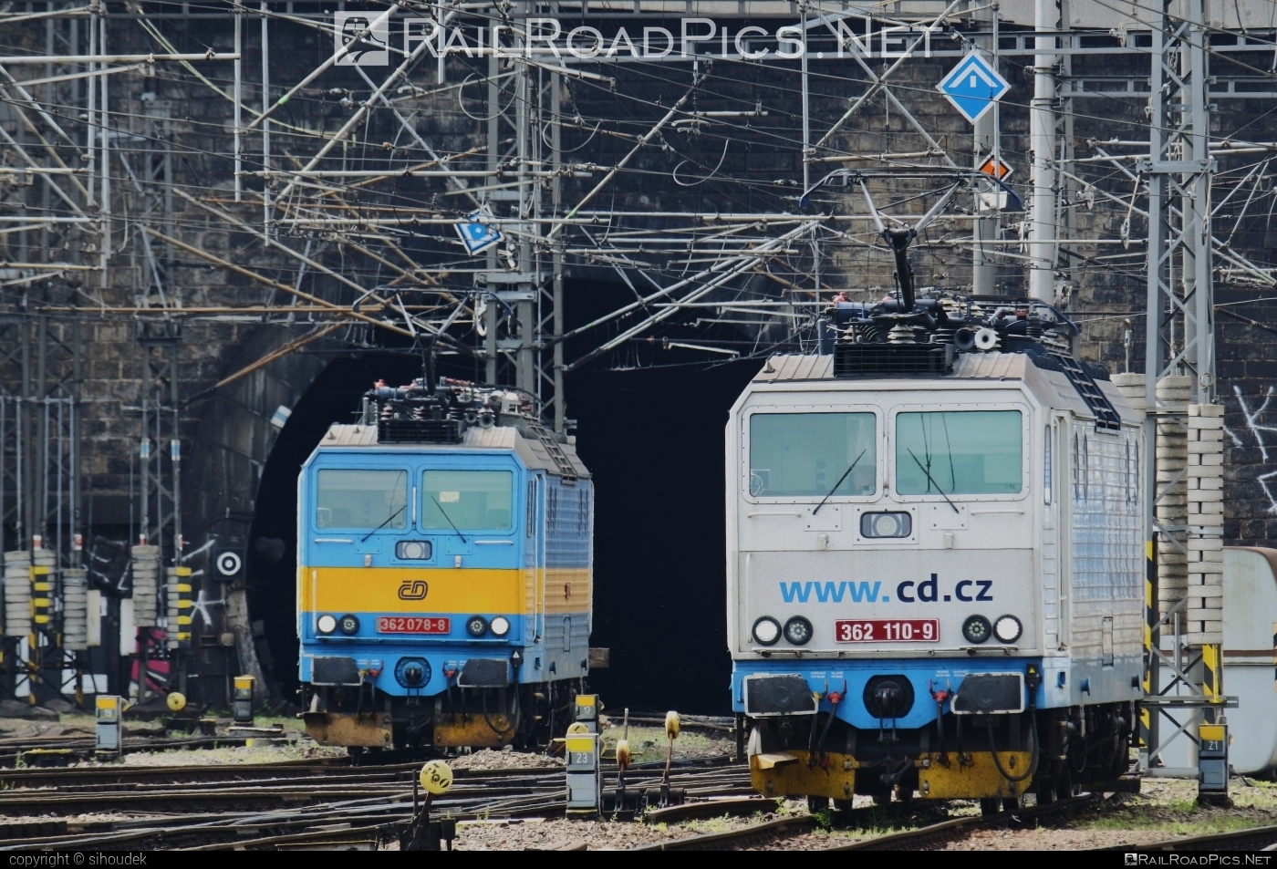 Škoda 69Er - 362 110-9 operated by České dráhy, a.s. #cd #ceskeDrahy #eso #locomotive362 #rychleeso #skoda #skoda69er #tunnel