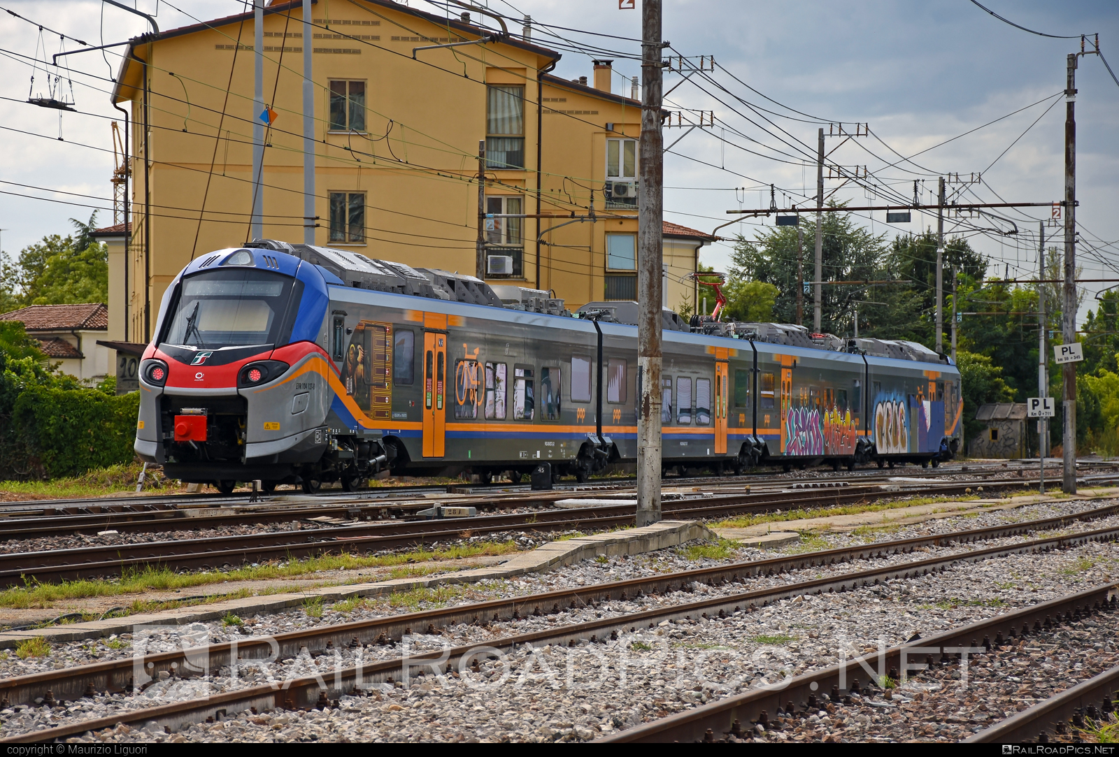 Alstom Coradia Stream ”Pop” - ETR 104 127-B operated by Trenitalia S.p.A. #alstom #alstomCoradia #coradia #coradiaStream #coradiaStreamPop #ferroviedellostato #fs #fsitaliane #graffiti #pop #trenitalia #trenitaliaspa