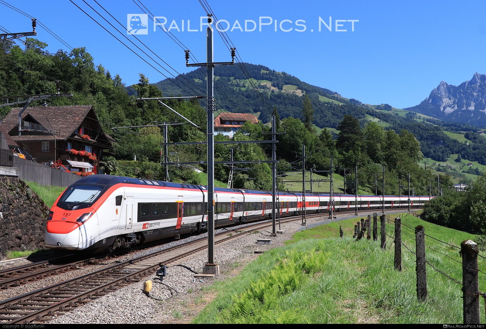 Stadler SMILE - 501 025-7 operated by Schweizerische Bundesbahnen SBB #CFF #CheminsDeFerFederauxSuisses #FFS #FerrovieFederaliSvizzere #SBB #SchweizerischeBundesbahnen #giruno #rabe501 #stadler #stadlerec250 #stadlerrail #stadlerrailag #stadlersmile