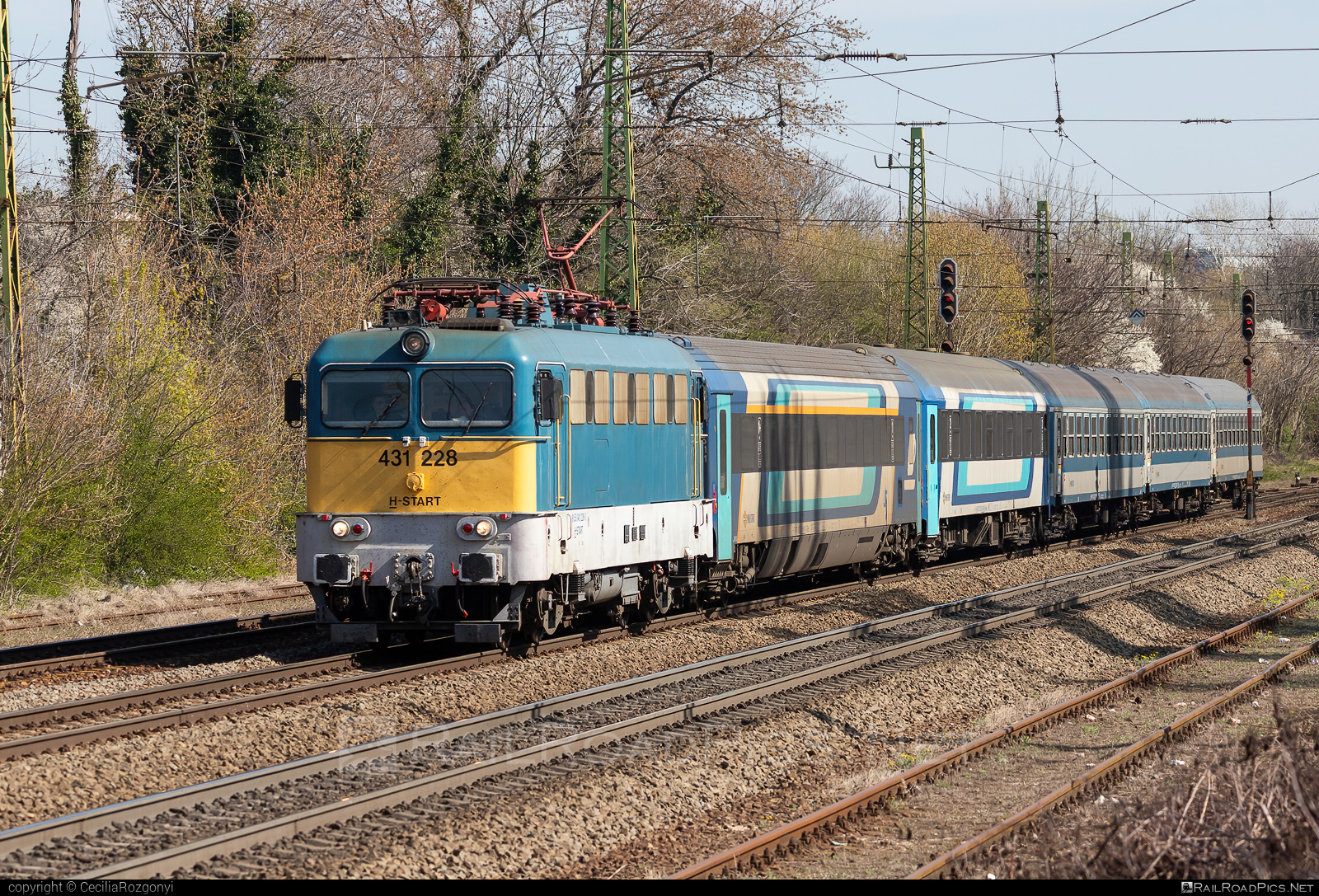 Ganz-MÁVAG VM14-17 - 431 228 operated by MÁV-START ZRt. #ganz43 #ganz431 #ganzmavag #ganzmavag43 #ganzmavag431 #ganzmavagvm1417 #mav #mavstart #mavstartzrt #v43locomotive