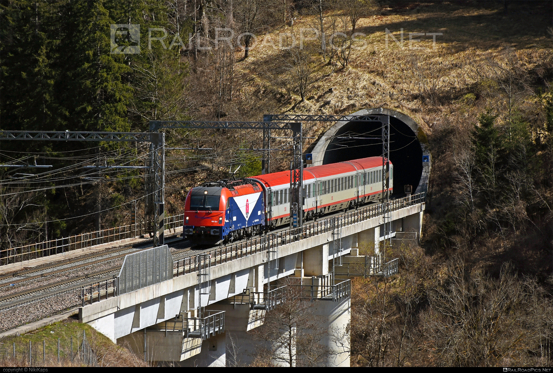 Siemens ES 64 U4 - 190 301 operated by Società Ferrovie Udine Cividale #bridge #es64 #es64u4 #eurosprinter #fuc #micotra #siemens #siemensEs64 #siemensEs64u4 #siemenstaurus #taurus #tauruslocomotive #tunnel