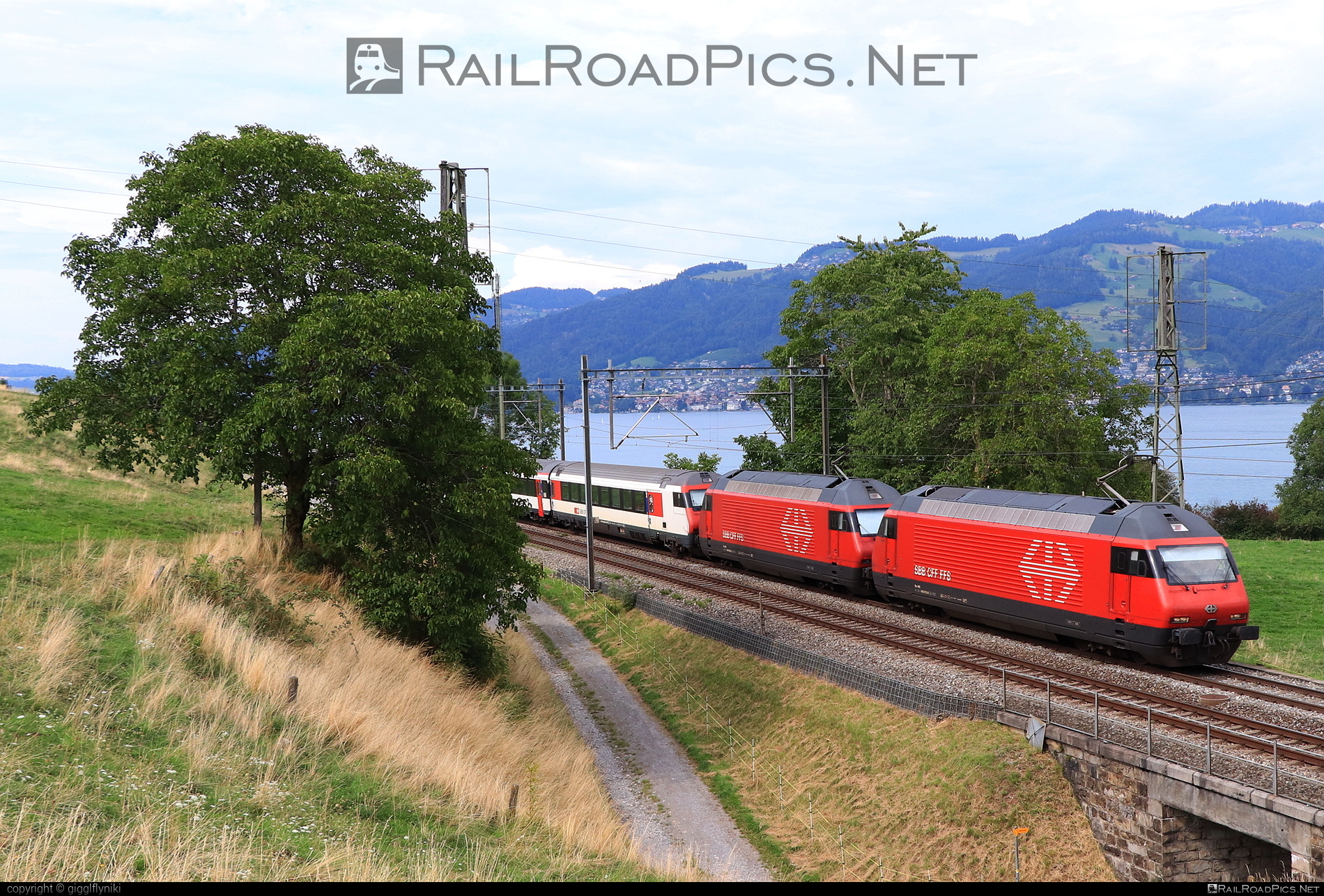 SBB Class Re 460 - 460 012 operated by Schweizerische Bundesbahnen SBB #CFF #CheminsDeFerFederauxSuisses #FFS #FerrovieFederaliSvizzere #SBB #SchweizerischeBundesbahnen #lok2000 #sbbClassRe460 #sbbRe460