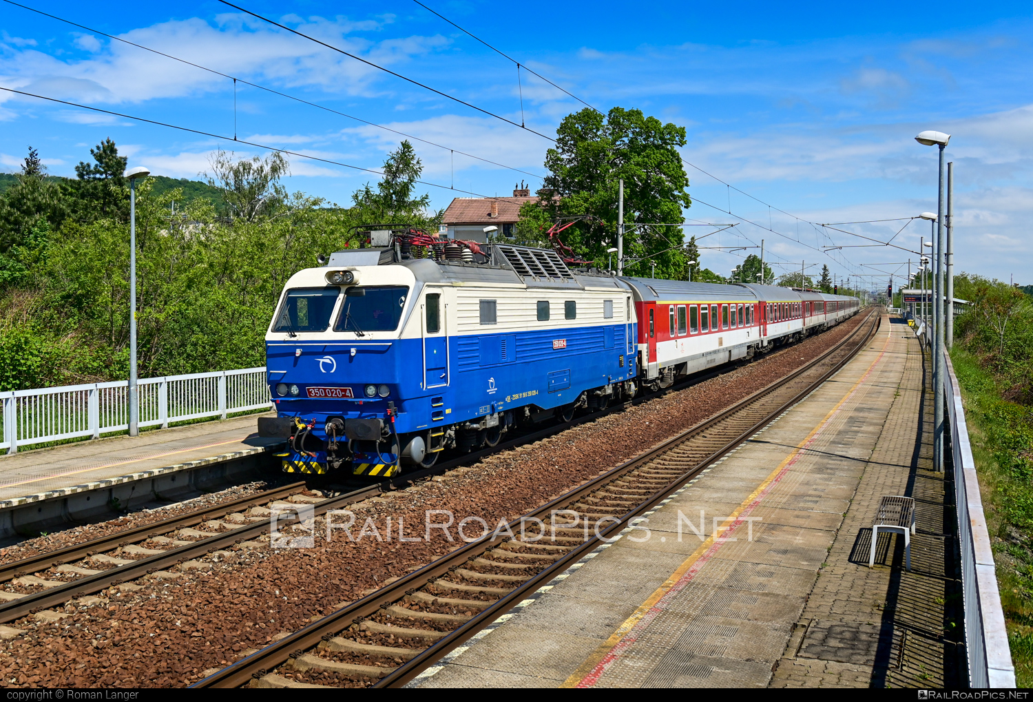 Škoda 55E - 350 020-4 operated by Železničná Spoločnost' Slovensko, a.s. #ZeleznicnaSpolocnostSlovensko #gorila #locomotive350 #skoda #skoda55e #zssk