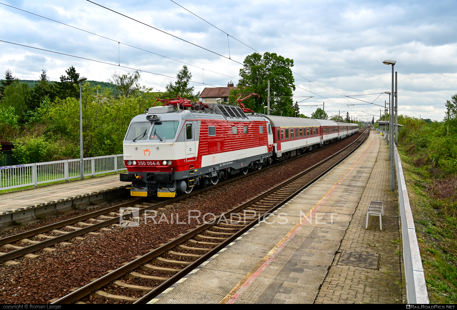 Škoda 55E - 350 004-8 operated by Železničná Spoločnost' Slovensko, a.s. #ZeleznicnaSpolocnostSlovensko #gorila #locomotive350 #skoda #skoda55e #zssk