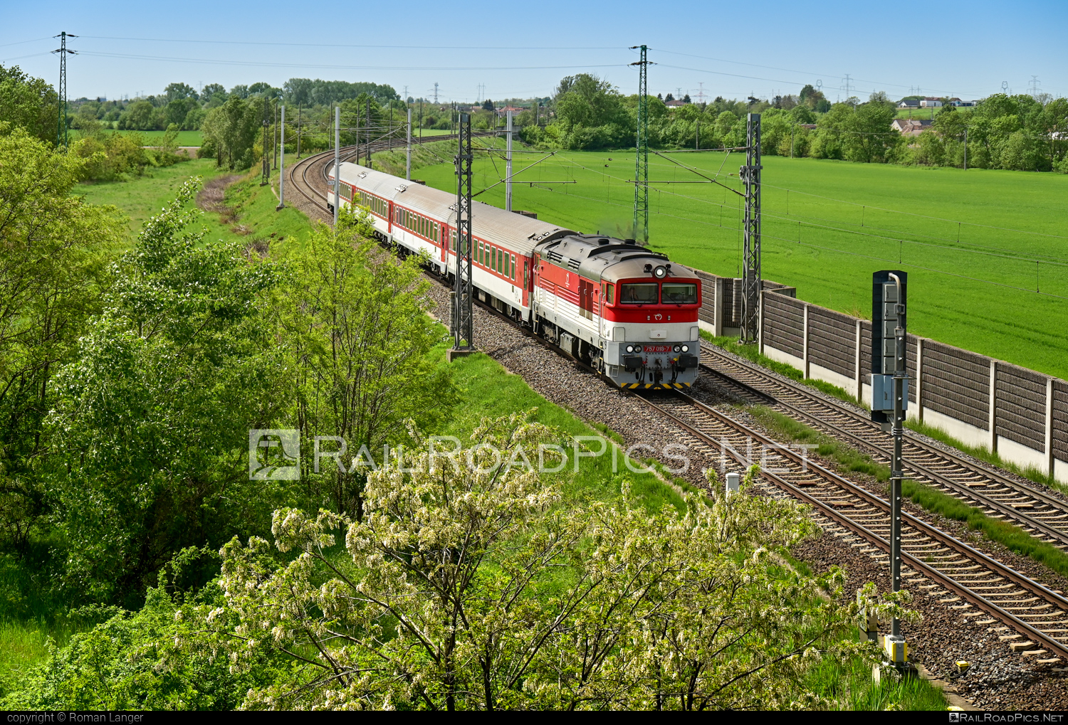 ŽOS Zvolen Class 757 - 757 018-7 operated by Železničná Spoločnost' Slovensko, a.s. #ZeleznicnaSpolocnostSlovensko #brejlovec #locomotiveclass757 #okuliarnik #zoszvolen #zssk