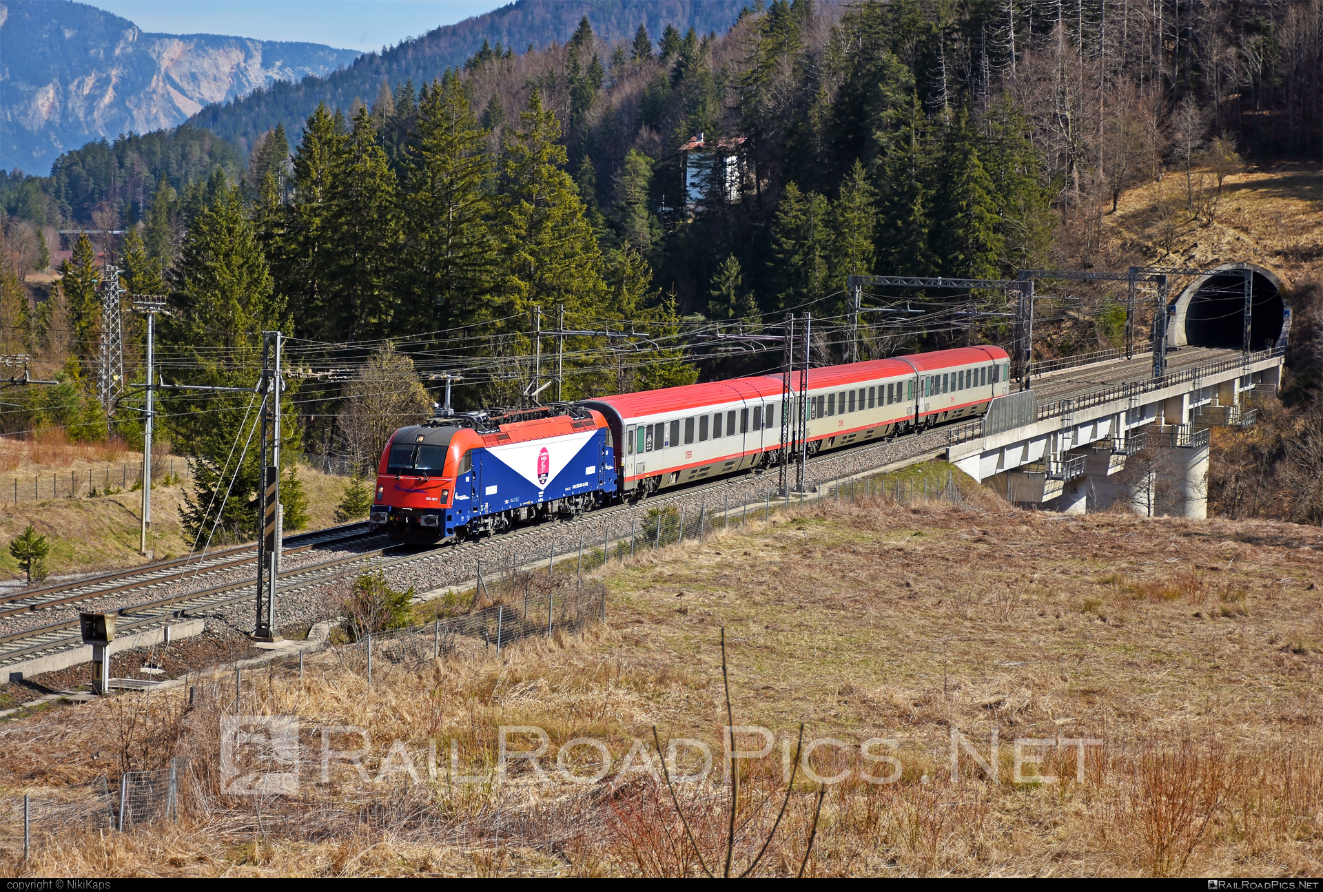 Siemens ES 64 U4 - 190 301 operated by Società Ferrovie Udine Cividale #bridge #es64 #es64u4 #eurosprinter #fuc #micotra #siemens #siemensEs64 #siemensEs64u4 #siemenstaurus #taurus #tauruslocomotive #tunnel