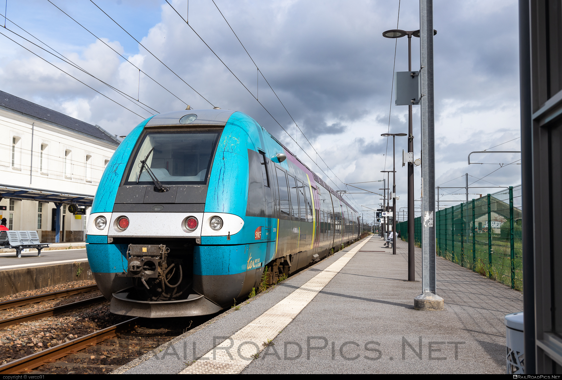 Roco 44634 1st/2nd Class Passenger Coach of the SNCF - Hattons