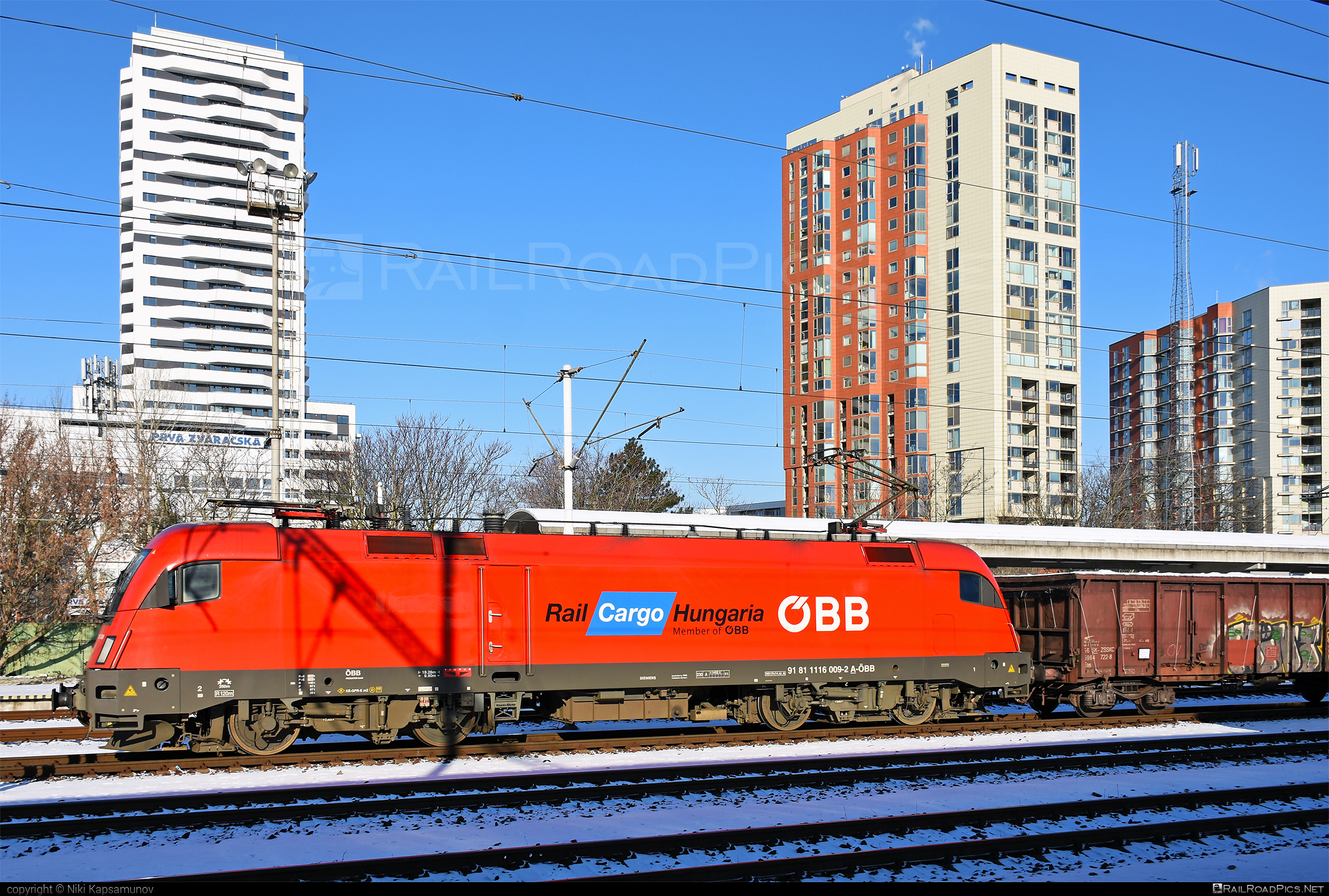 Siemens ES 64 U2 - 1116 009 operated by Rail Cargo Hungaria ZRt. #es64 #es64u2 #eurosprinter #graffiti #obb #openwagon #osterreichischebundesbahnen #rch #siemens #siemensEs64 #siemensEs64u2 #siemenstaurus #taurus #tauruslocomotive