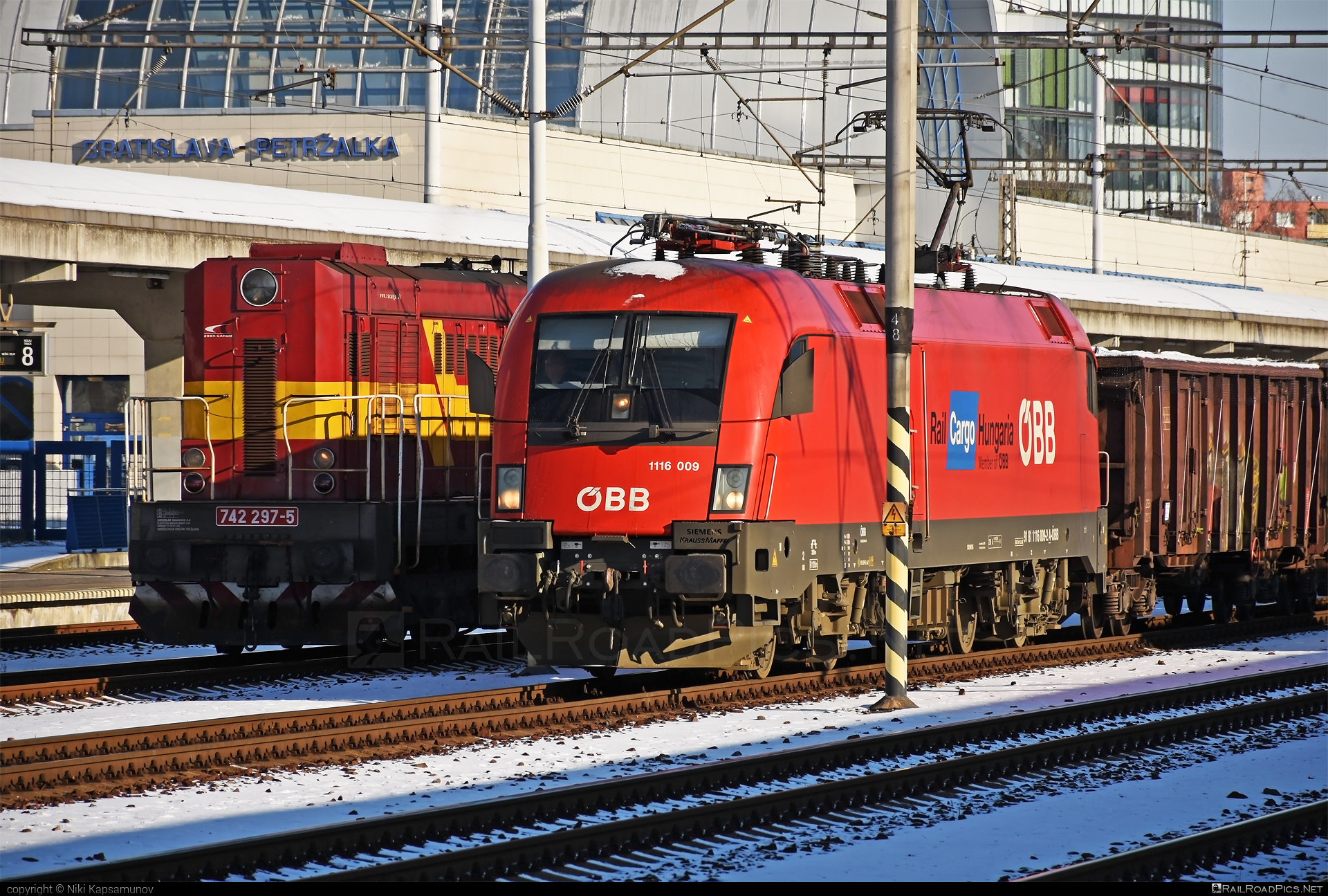 Siemens ES 64 U2 - 1116 009 operated by Rail Cargo Hungaria ZRt. #es64 #es64u2 #eurosprinter #obb #openwagon #osterreichischebundesbahnen #rch #siemens #siemenses64 #siemenses64u2 #siemenstaurus #taurus #tauruslocomotive