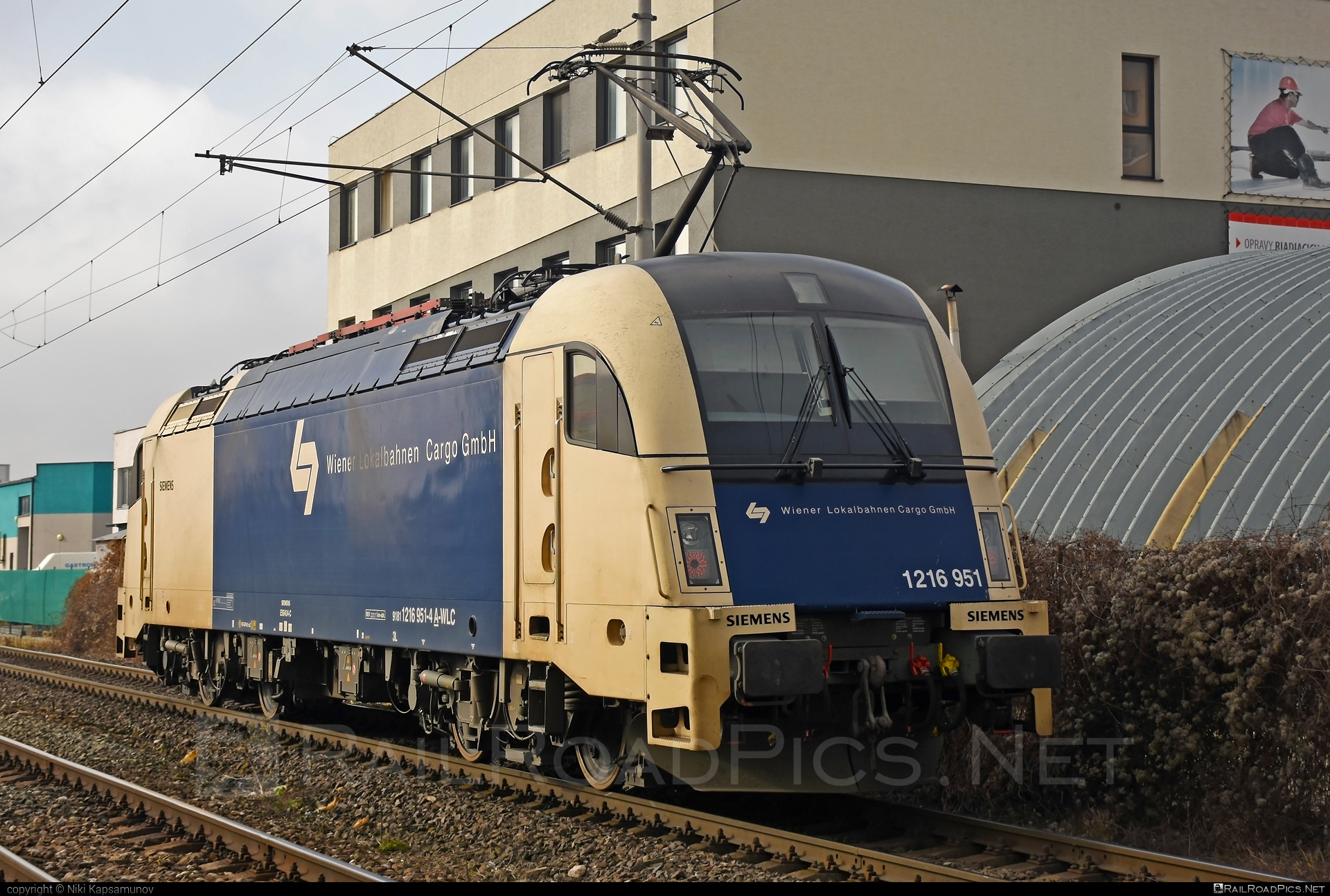 Siemens ES 64 U4 - 1216 951 operated by Wiener Lokalbahnen Cargo GmbH #es64 #es64u4 #eurosprinter #siemens #siemenses64 #siemenses64u4 #siemenstaurus #taurus #tauruslocomotive #wienerlokalbahnencargo #wienerlokalbahnencargogmbh #wlc