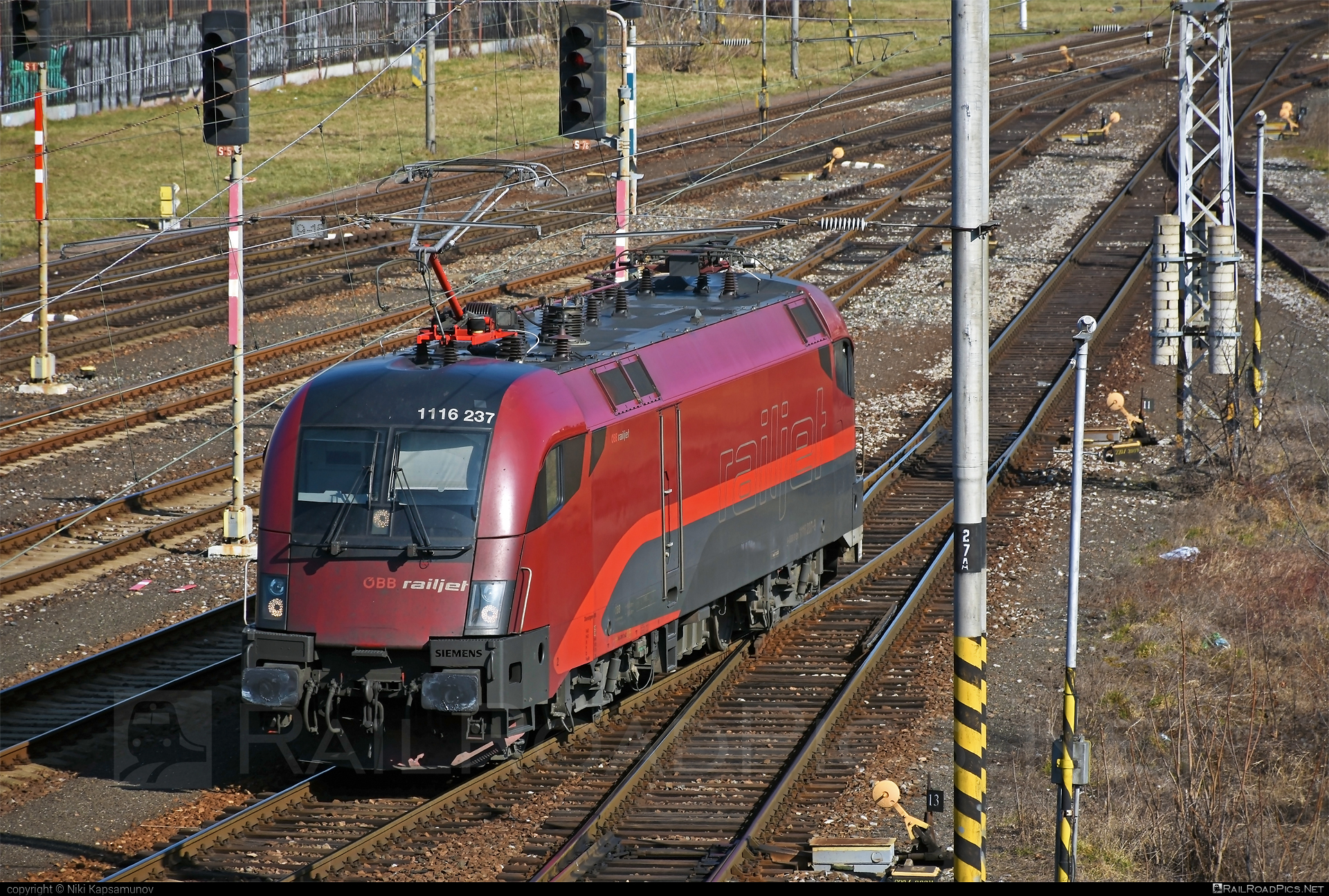 Siemens ES 64 U2 - 1116 237 operated by Rail Cargo Austria AG #es64 #es64u2 #eurosprinter #obb #osterreichischebundesbahnen #railjet #rcw #siemens #siemensEs64 #siemensEs64u2 #siemenstaurus #taurus #tauruslocomotive