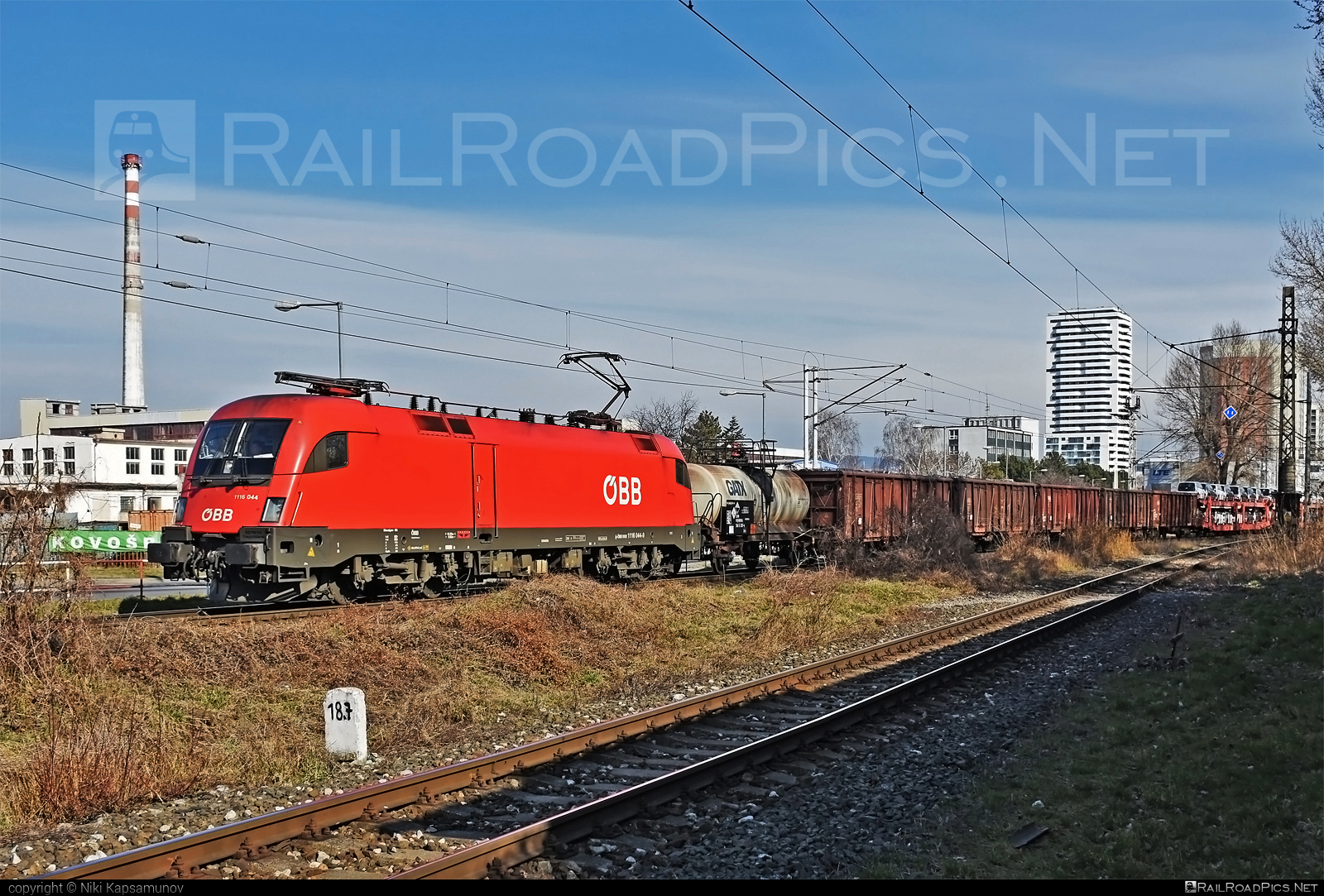 Siemens ES 64 U2 - 1116 044 operated by Rail Cargo Austria AG #es64 #es64u2 #eurosprinter #mixofcargo #obb #openwagon #osterreichischebundesbahnen #rcw #siemens #siemenses64 #siemenses64u2 #siemenstaurus #taurus #tauruslocomotive