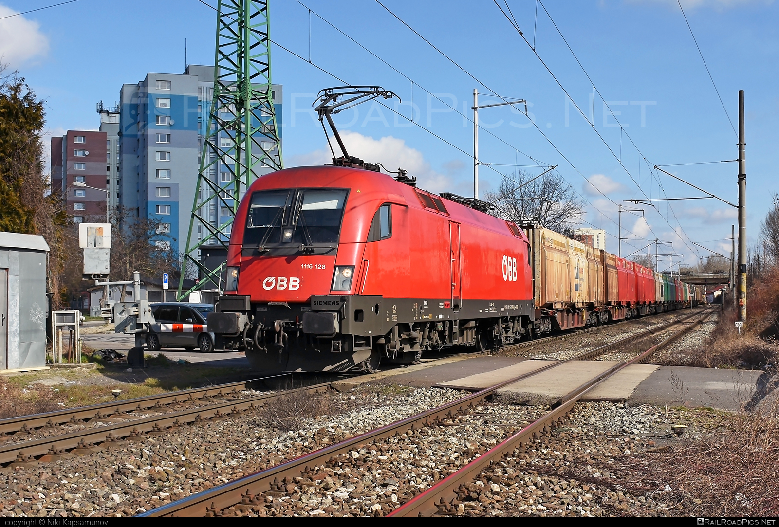 Siemens ES 64 U2 - 1116 128 operated by Rail Cargo Austria AG #es64 #es64u2 #eurosprinter #flatwagon #obb #osterreichischebundesbahnen #rcw #siemens #siemensEs64 #siemensEs64u2 #siemenstaurus #taurus #tauruslocomotive