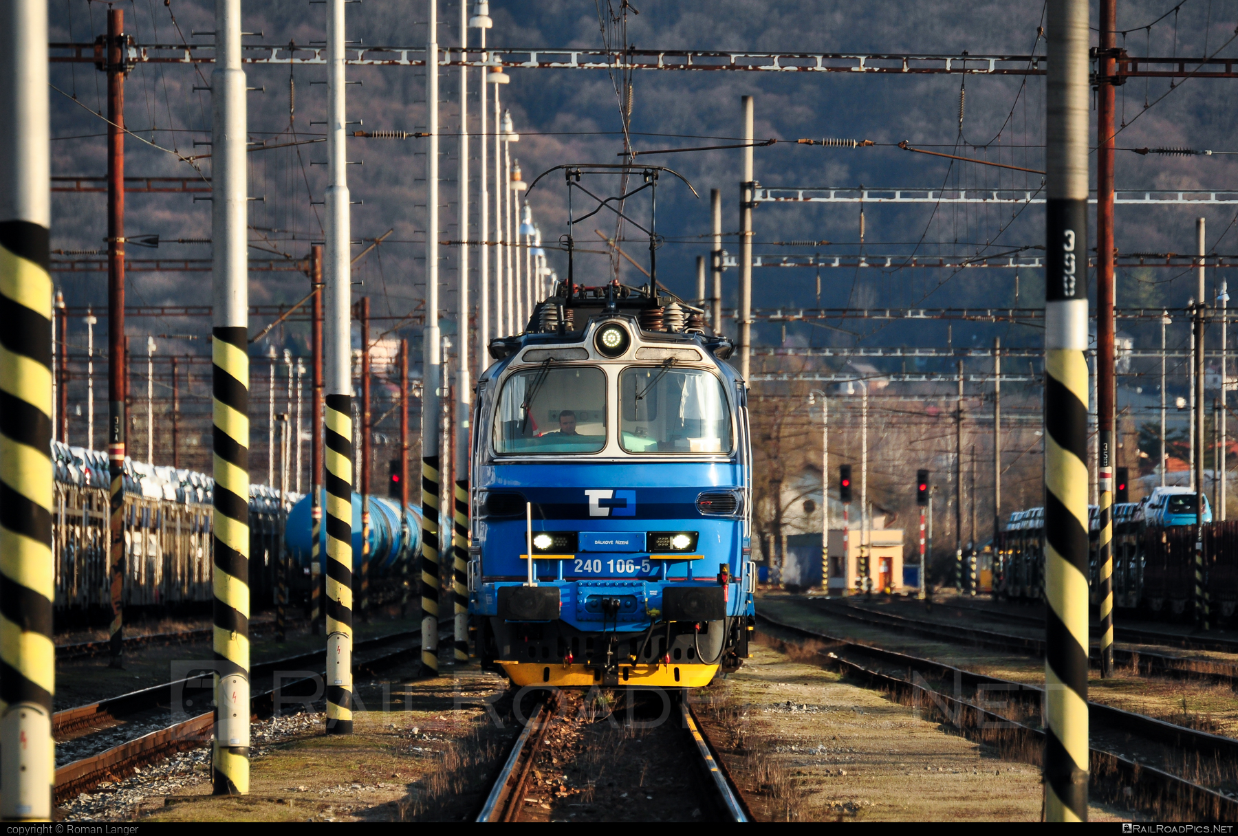 Škoda 47E - 240 106-5 operated by Železničná Spoločnost' Cargo Slovakia a.s. #ZeleznicnaSpolocnostCargoSlovakia #cdc #cdcargo #laminatka #locomotive240 #skoda #skoda47e #zsskcargo