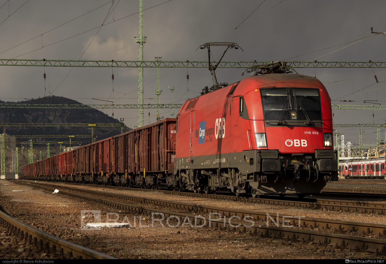 Siemens ES 64 U2 - 1116 002 operated by Rail Cargo Hungaria ZRt. #es64 #es64u2 #eurosprinter #obb #openwagon #osterreichischebundesbahnen #rch #siemens #siemenses64 #siemenses64u2 #siemenstaurus #taurus #tauruslocomotive