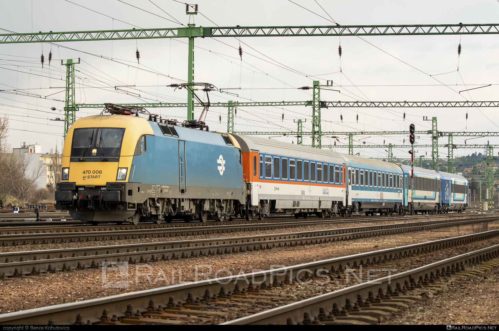 Siemens ES 64 U2 - 470 008 operated by MÁV-START ZRt. #es64 #es64u2 #eurosprinter #mav #mavstart #mavstartzrt #siemens #siemensEs64 #siemensEs64u2 #siemenstaurus #taurus #tauruslocomotive