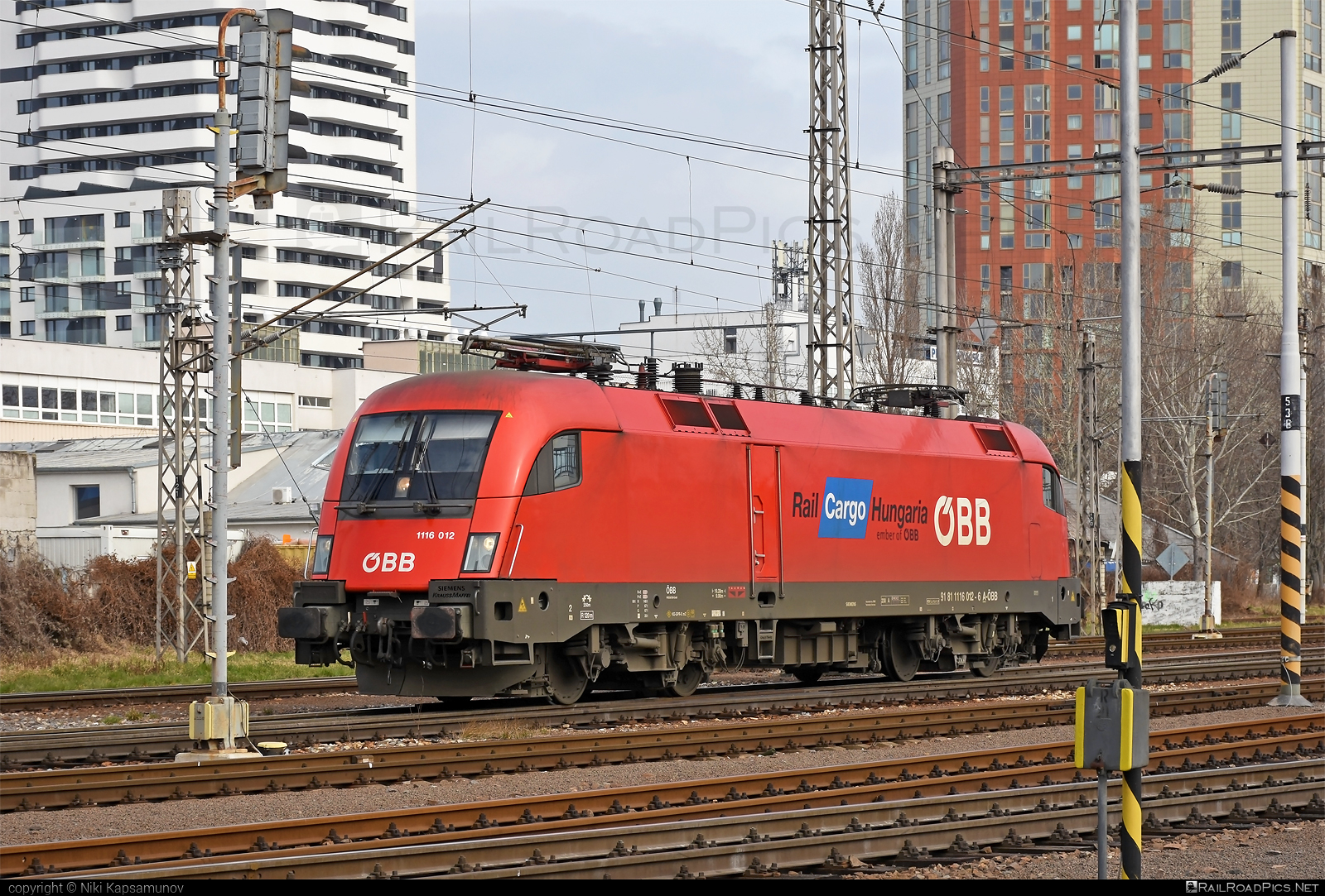 Siemens ES 64 U2 - 1116 012 operated by Rail Cargo Hungaria ZRt. #es64 #es64u2 #eurosprinter #obb #osterreichischebundesbahnen #rch #siemens #siemenses64 #siemenses64u2 #siemenstaurus #taurus #tauruslocomotive