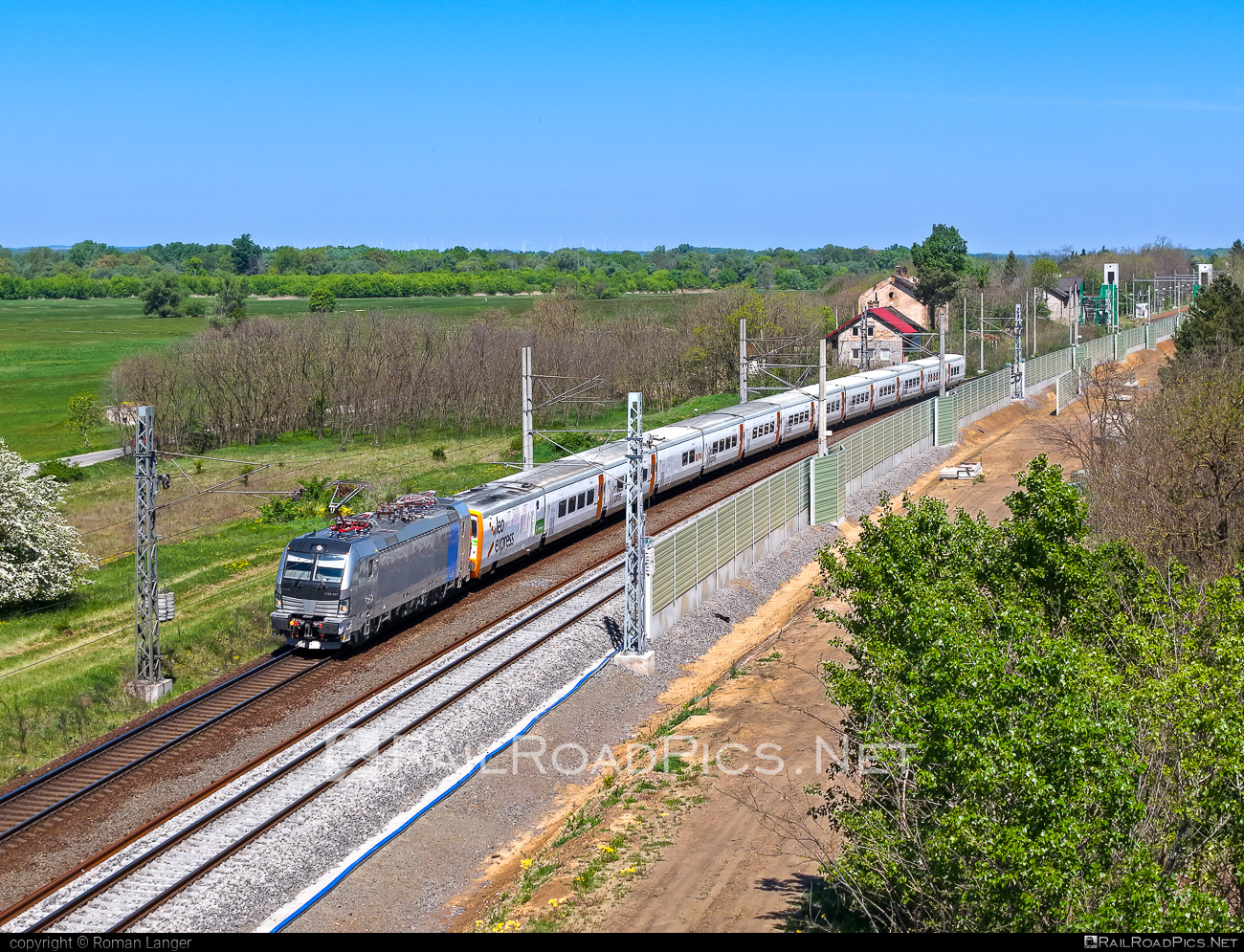 7193 227 - Siemens Vectron MS operated by Leo Express Global, a.s.