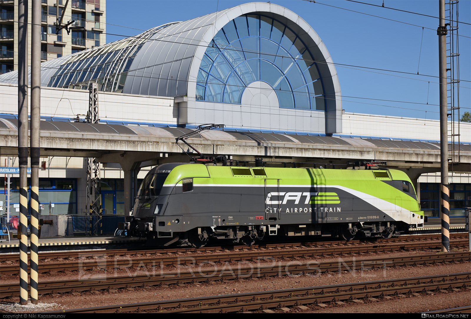 Siemens ES 64 U2 - 1016 016 operated by Rail Cargo Austria AG #cat #es64 #es64u2 #eurosprinter #obb #osterreichischebundesbahnen #rcw #siemens #siemenses64 #siemenses64u2 #siemenstaurus #taurus #tauruslocomotive