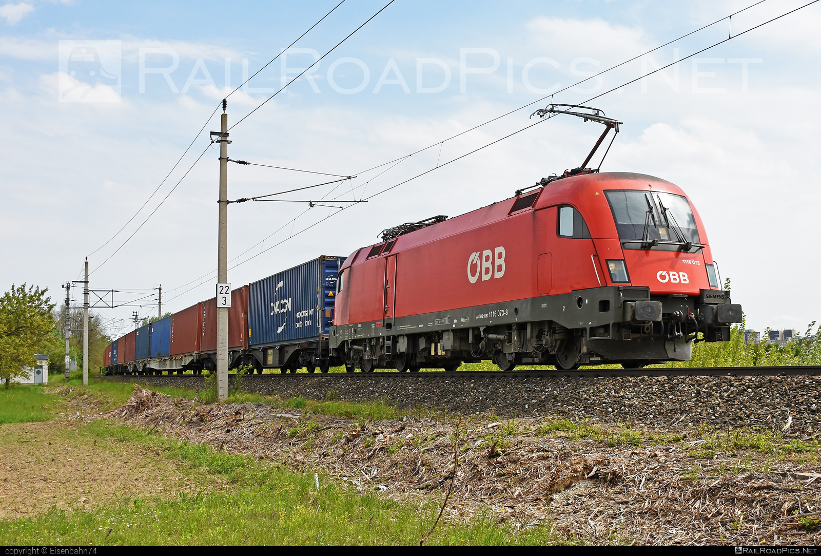 Siemens ES 64 U2 - 1116 073 operated by Rail Cargo Austria AG #es64 #es64u2 #eurosprinter #flatwagon #obb #osterreichischebundesbahnen #rcw #siemens #siemenses64 #siemenses64u2 #siemenstaurus #taurus #tauruslocomotive