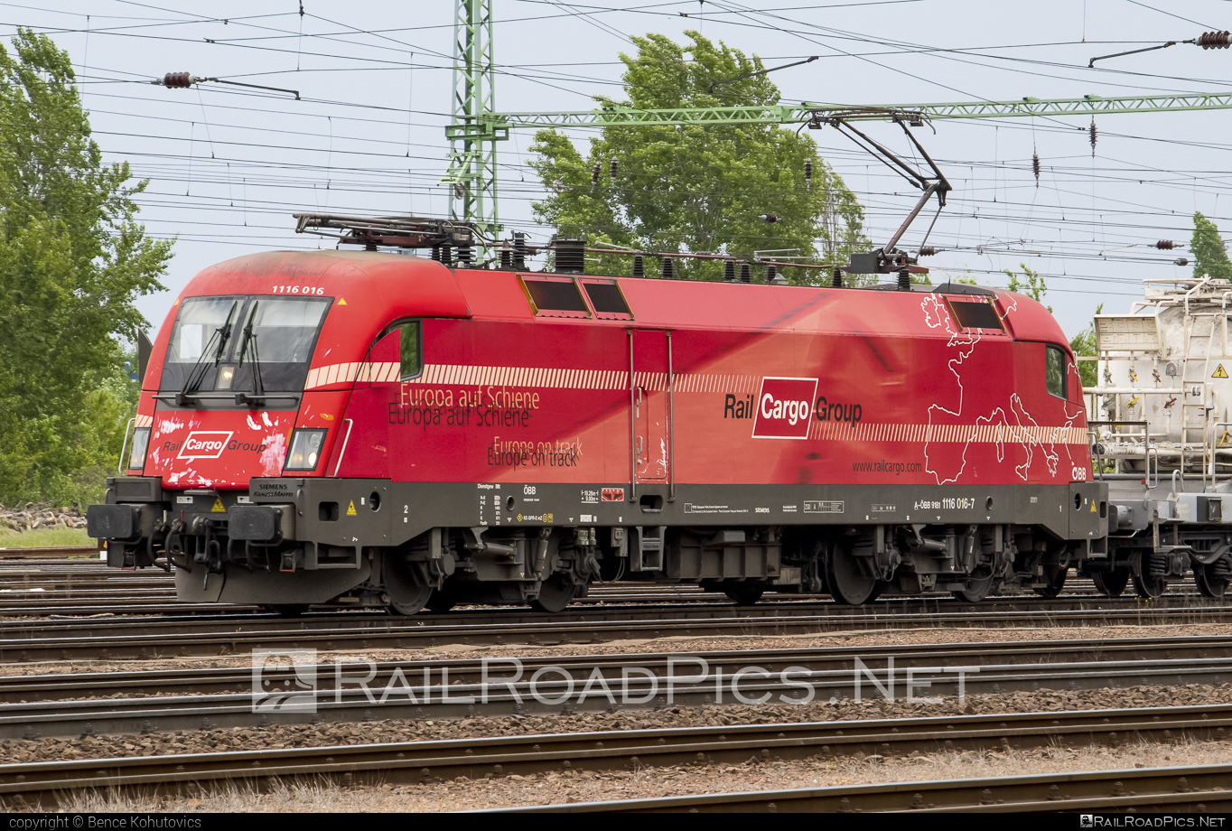 Siemens ES 64 U2 - 1116 016 operated by Rail Cargo Hungaria ZRt. #es64 #es64u2 #eurosprinter #obb #osterreichischebundesbahnen #rch #siemens #siemenses64 #siemenses64u2 #siemenstaurus #taurus #tauruslocomotive