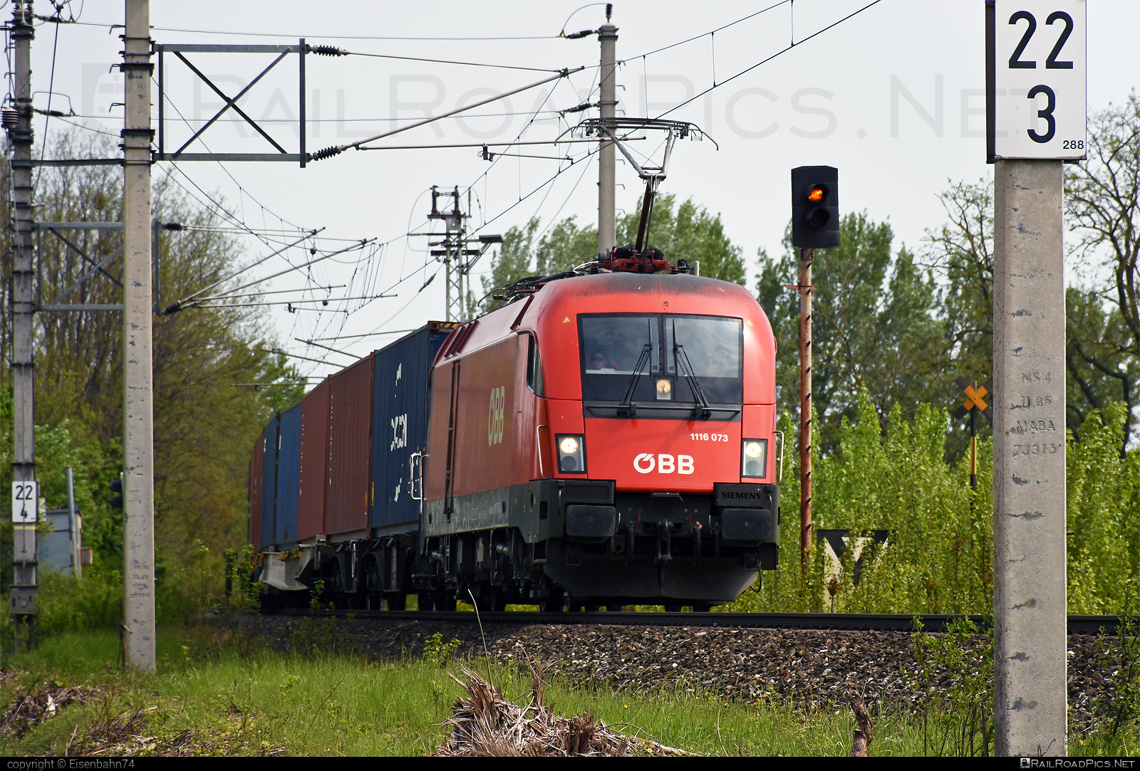 Siemens ES 64 U2 - 1116 073 operated by Rail Cargo Austria AG #es64 #es64u2 #eurosprinter #flatwagon #obb #osterreichischebundesbahnen #rcw #siemens #siemensEs64 #siemensEs64u2 #siemenstaurus #taurus #tauruslocomotive