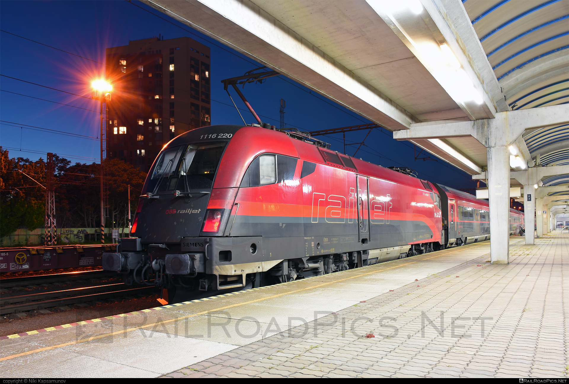 Siemens ES 64 U2 - 1116 220 operated by Österreichische Bundesbahnen #es64 #es64u2 #eurosprinter #obb #obbrailjet #osterreichischebundesbahnen #railjet #siemens #siemensEs64 #siemensEs64u2 #siemenstaurus #taurus #tauruslocomotive