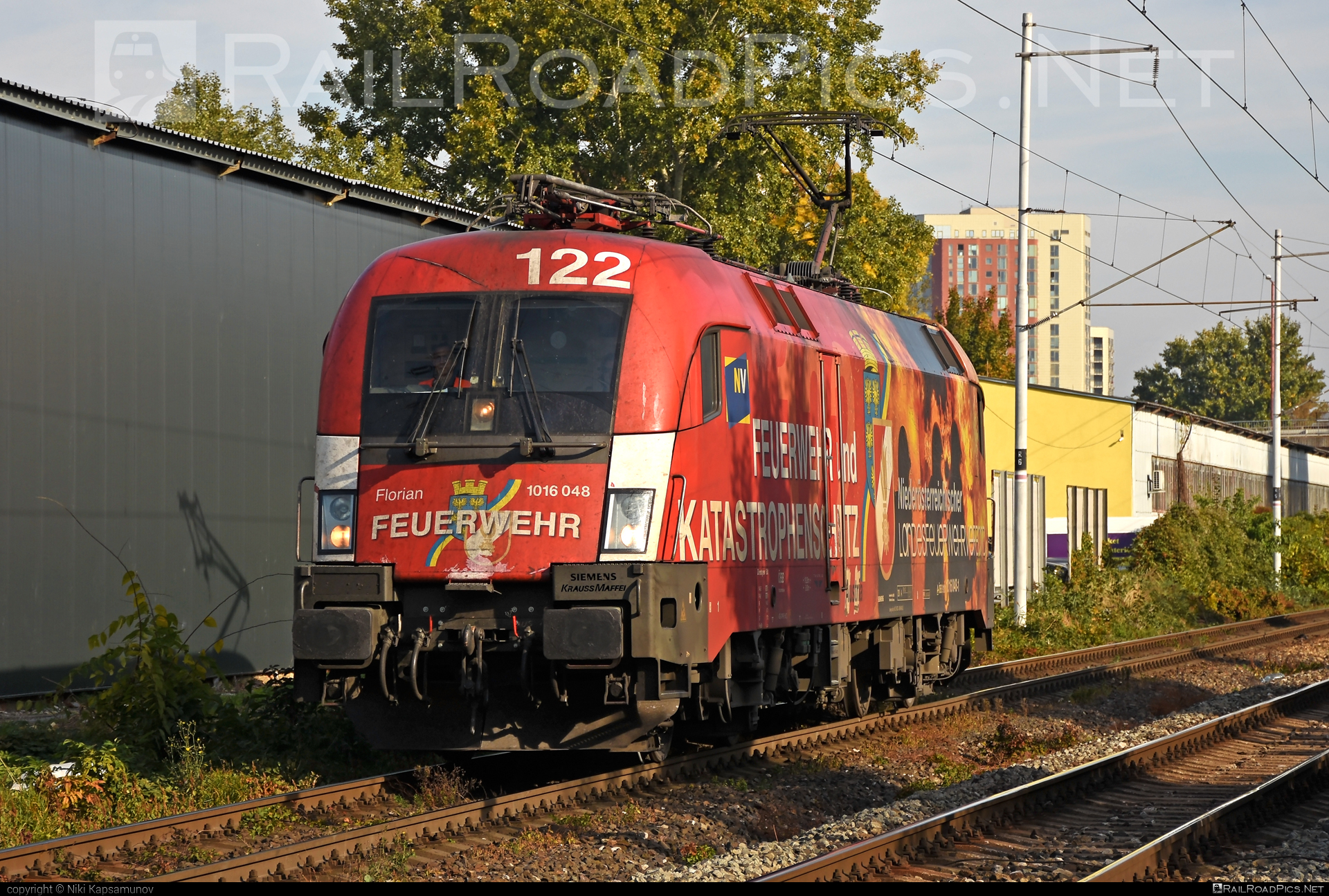 Siemens ES 64 U2 - 1016 048 operated by Rail Cargo Austria AG #es64 #es64u2 #eurosprinter #obb #osterreichischebundesbahnen #siemens #siemensEs64 #siemensEs64u2 #siemenstaurus #taurus #tauruslocomotive