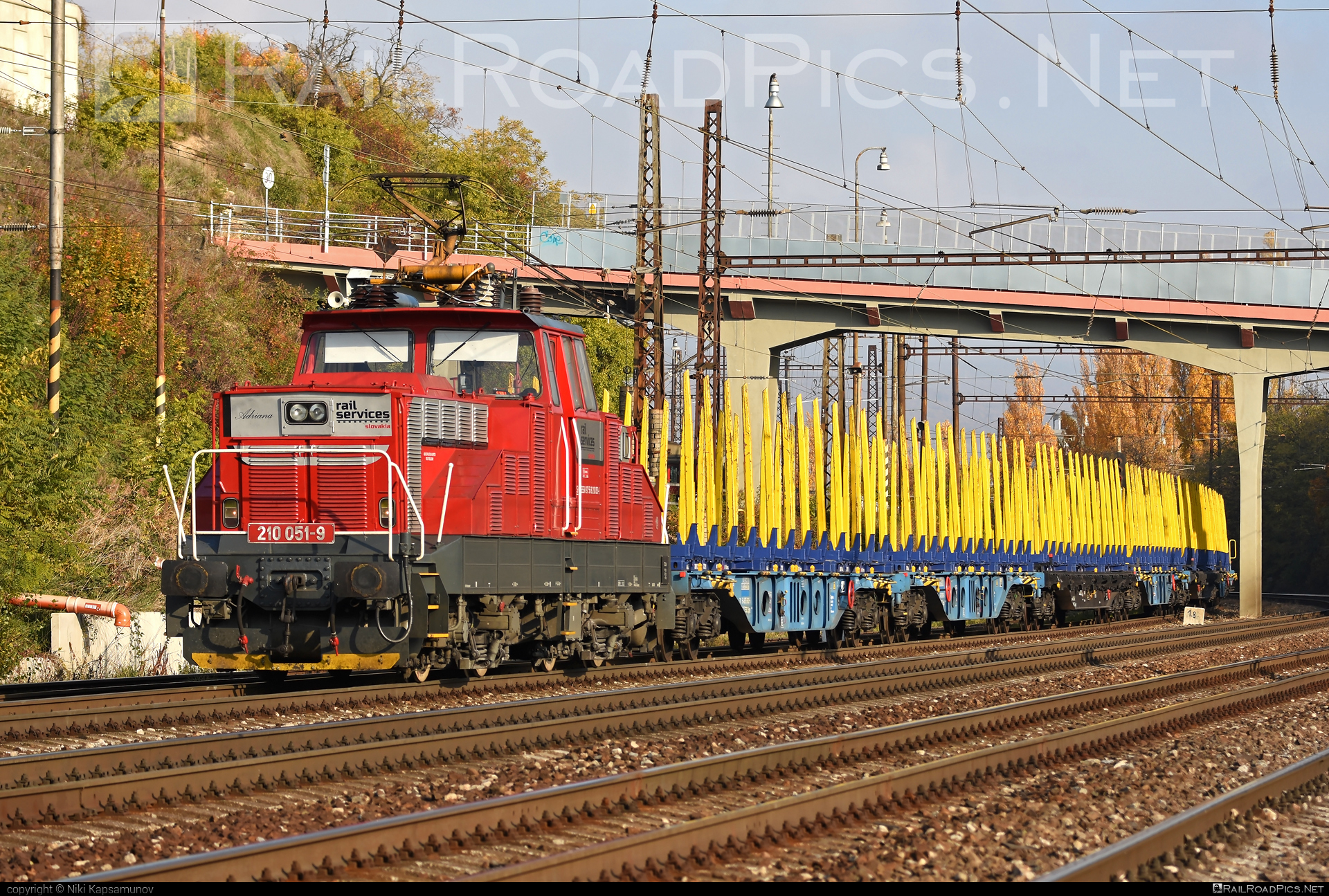 Škoda 51E - 210 051-9 operated by Rail Services Slovakia, s.r.o. #RailServicesSlovakia #flatwagon #locomotive210 #rsssk #skoda #skoda51e #zehlicka