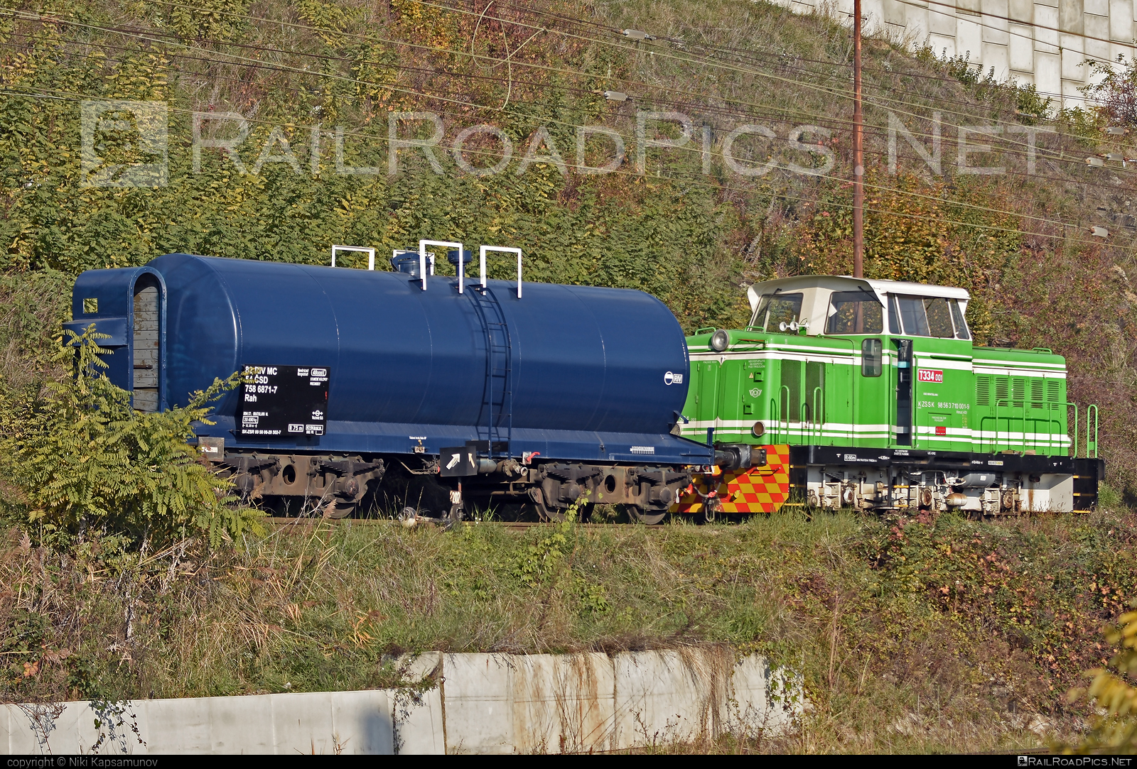 ČKD T 334.0 (710) - T334.001 operated by Železničná Spoločnost' Slovensko, a.s. #ZeleznicnaSpolocnostSlovensko #ckd #ckd3340 #ckd710 #ckdt3340 #csd #kesselwagen #rosnicka #tankwagon #zssk