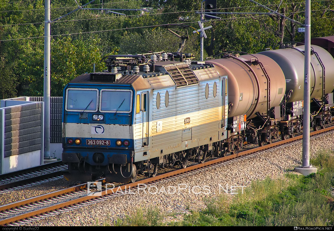 Škoda 69E - 363 092-8 operated by Železničná Spoločnost' Cargo Slovakia a.s. #ZeleznicnaSpolocnostCargoSlovakia #es4991 #eso #kesselwagen #locomotive363 #skoda #skoda69e #tankwagon #zsskcargo