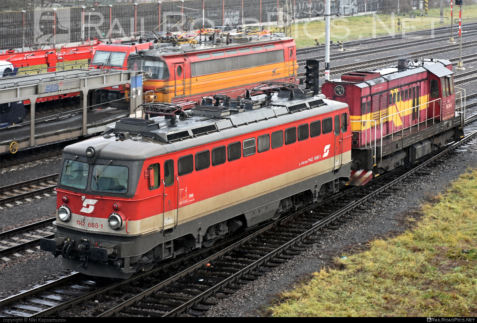 SGP ÖBB Class 1142 - 1142 668-1 operated by Rail Cargo Austria AG #obb #obbclass1142 #osterreichischebundesbahnen #rcw #sgp #sgp1142 #simmeringgrazpauker