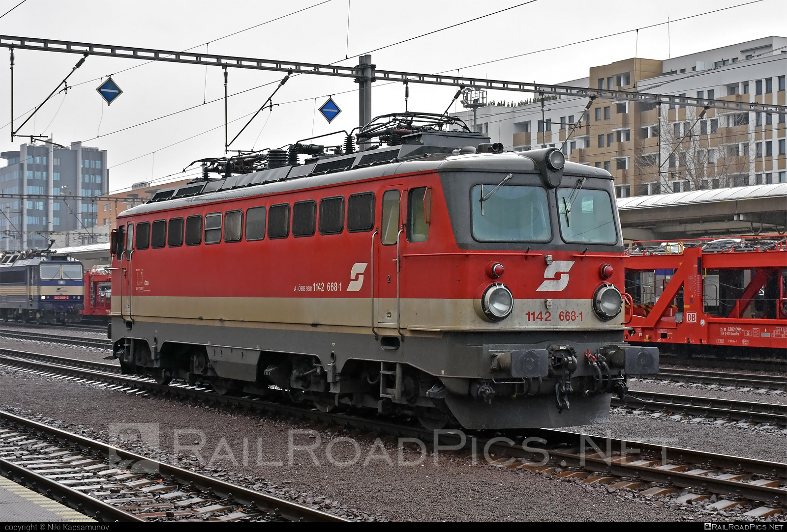 SGP 1142 - 1142 668-1 operated by Rail Cargo Austria AG #obb #obb1142 #obbClass1142 #osterreichischebundesbahnen #rcw #sgp #sgp1142 #simmeringgrazpauker