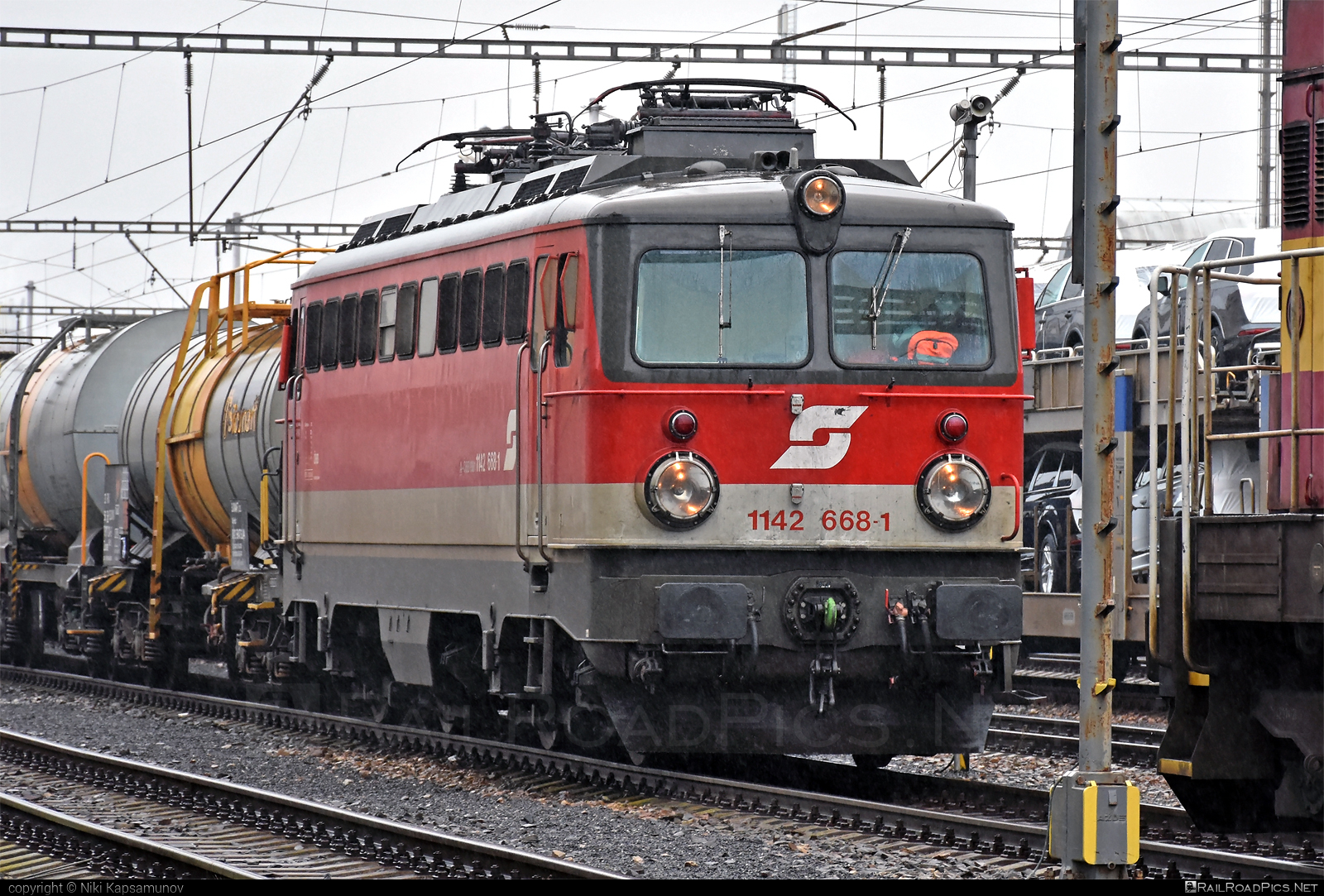 SGP ÖBB Class 1142 - 1142 668-1 operated by Rail Cargo Austria AG #kesselwagen #obb #obbclass1142 #osterreichischebundesbahnen #rcw #sgp #sgp1142 #simmeringgrazpauker #tankwagon
