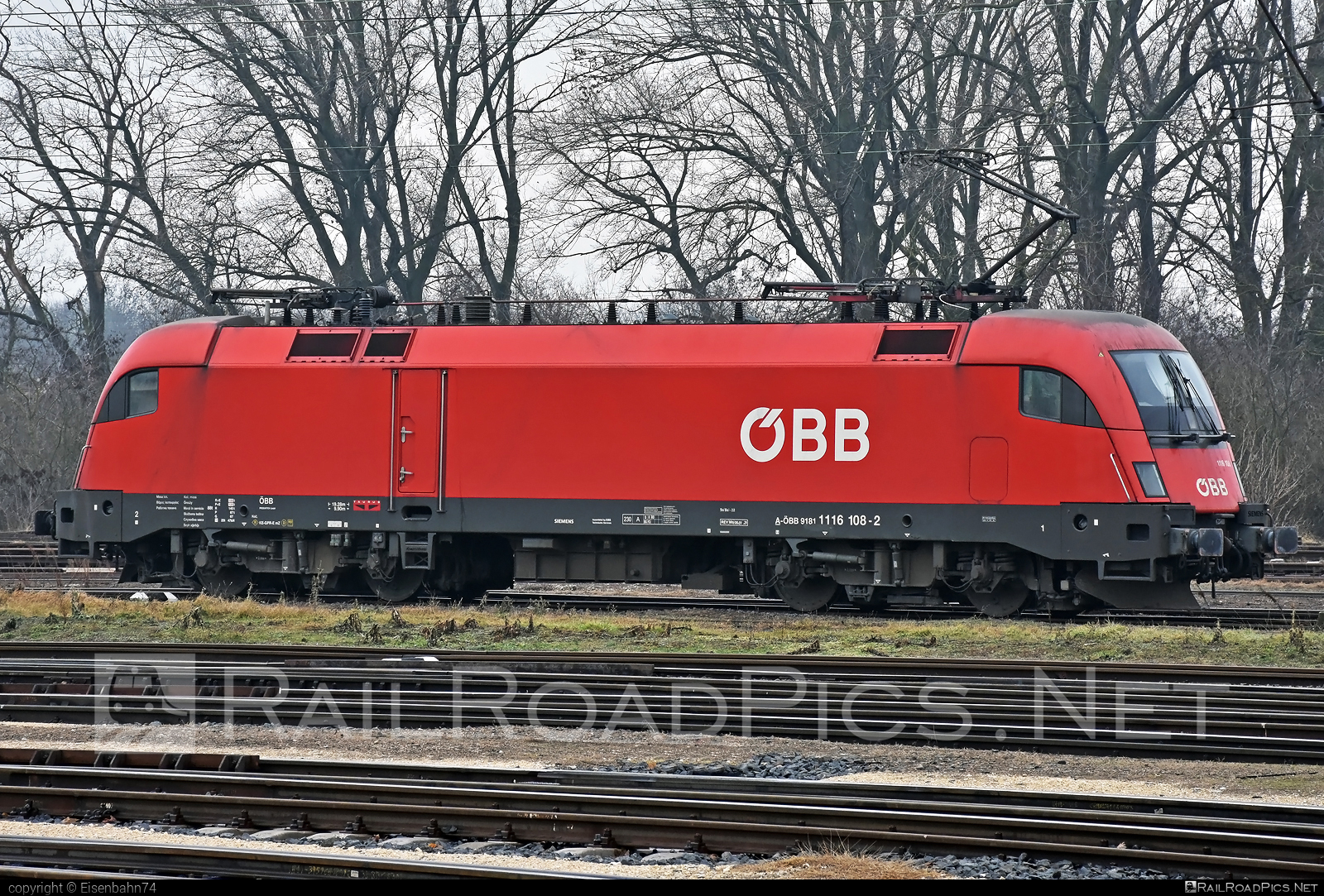 Siemens ES 64 U2 - 1116 108 operated by Rail Cargo Austria AG #es64 #es64u2 #eurosprinter #obb #osterreichischebundesbahnen #rcw #siemens #siemenses64 #siemenses64u2 #siemenstaurus #taurus #tauruslocomotive