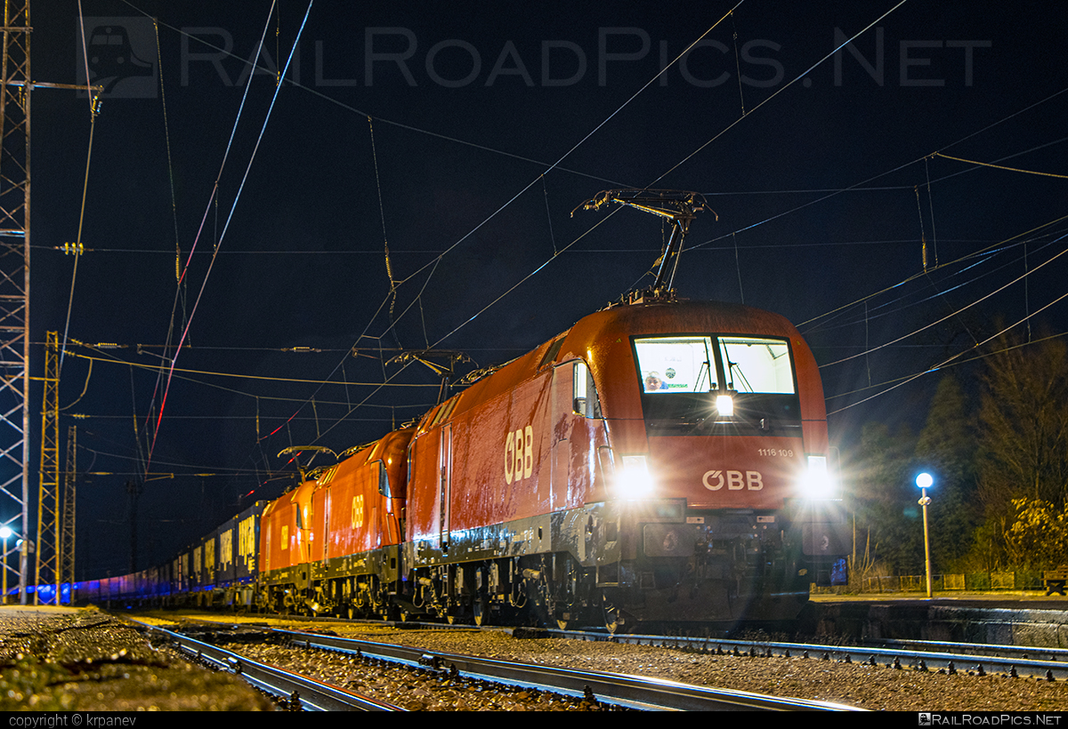 Siemens ES 64 U2 - 1116 109 operated by Rail Cargo Carrier - Bulgaria #RailCargoCarrierBulgaria #es64 #es64u2 #eurosprinter #flatwagon #obb #osterreichischebundesbahnen #rccbg #siemens #siemensEs64 #siemensEs64u2 #siemenstaurus #taurus #tauruslocomotive