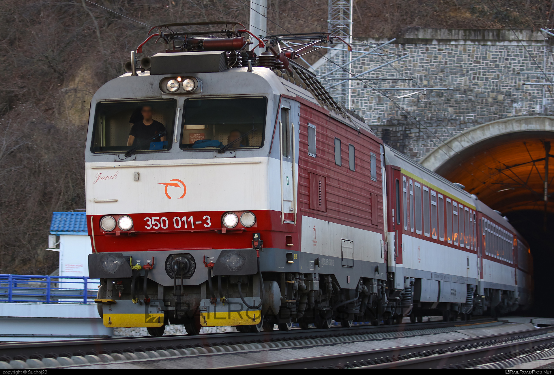 Škoda 55E - 350 011-3 operated by Železničná Spoločnost' Slovensko, a.s. #ZeleznicnaSpolocnostSlovensko #gorila #locomotive350 #skoda #skoda55e #tatran #tunnel #zssk