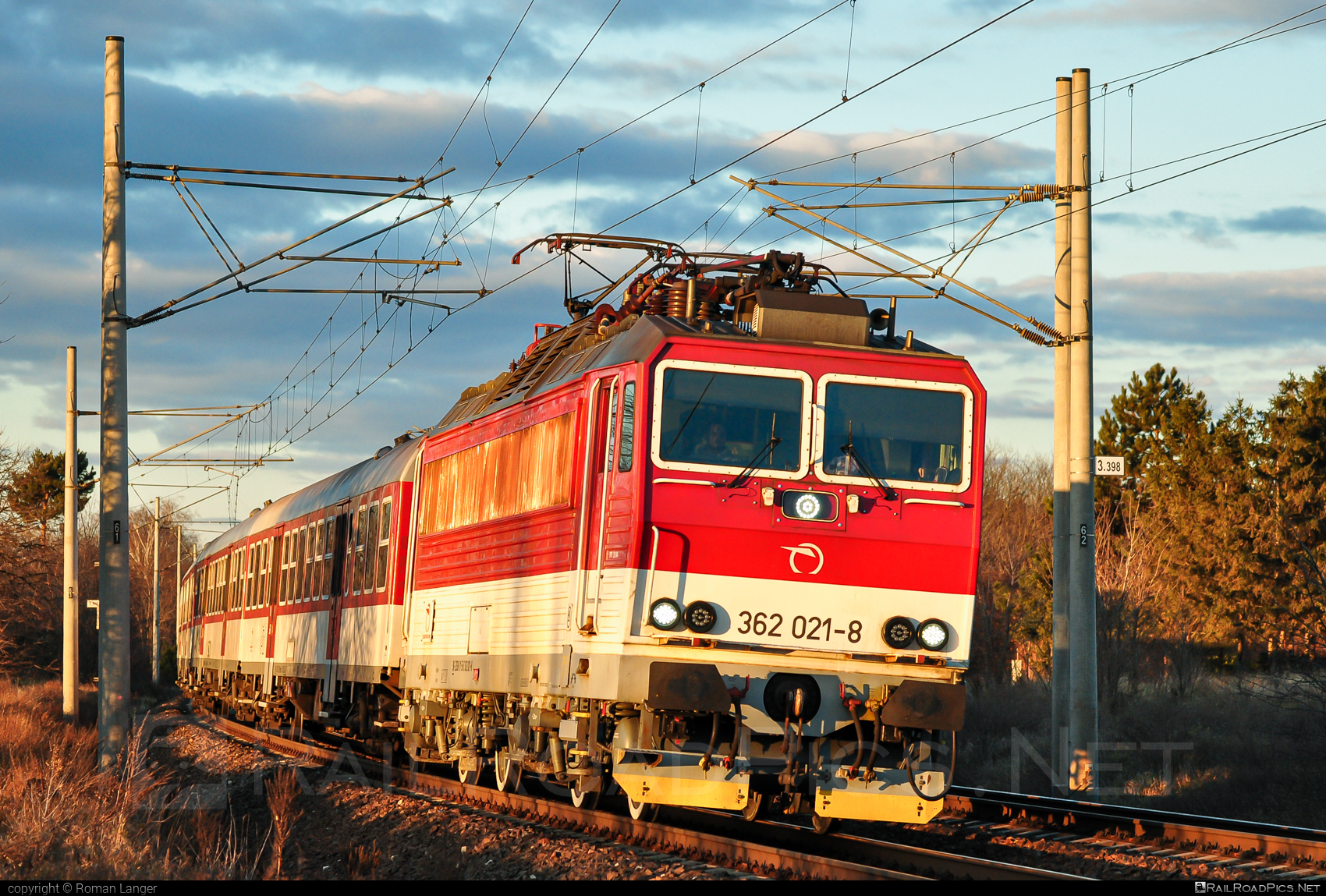 Škoda 69Er - 362 021-8 operated by Železničná Spoločnost' Slovensko, a.s. #ZeleznicnaSpolocnostSlovensko #eso #locomotive362 #rychleeso #skoda #skoda69er #zssk