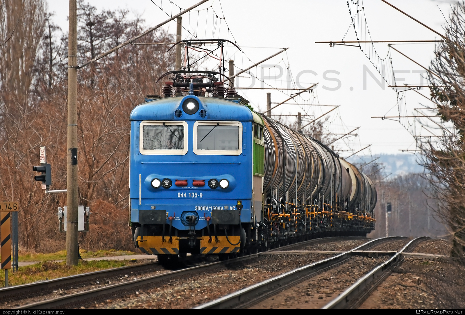 Škoda 73E - 044 135-9 operated by Railtrans International, s.r.o #RailtransInternational #kesselwagen #locomotive242 #plechac #rti #skoda #skoda73e #tankwagon