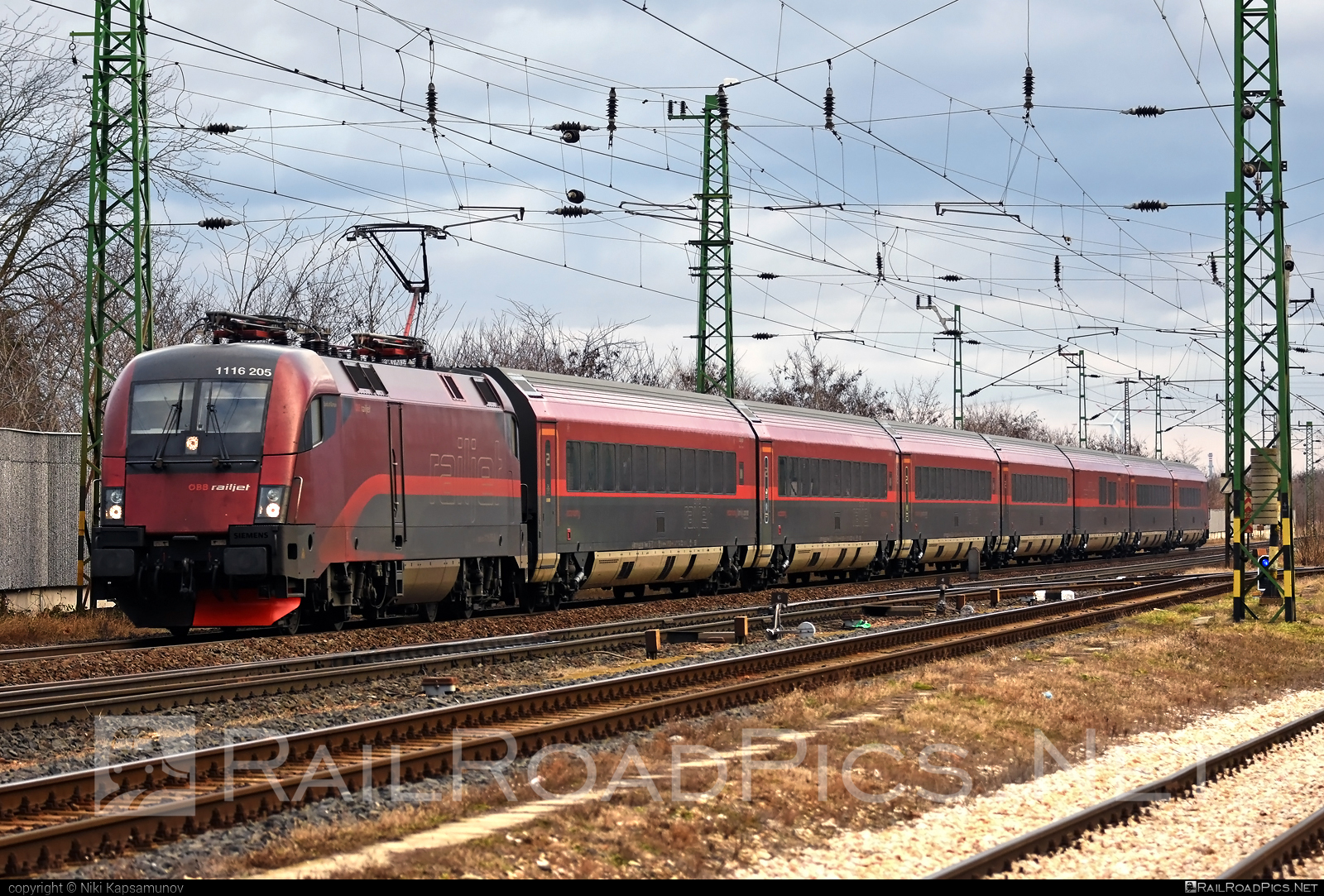 Siemens ES 64 U2 - 1116 205 operated by Österreichische Bundesbahnen #es64 #es64u2 #eurosprinter #obb #obbrailjet #osterreichischebundesbahnen #railjet #siemens #siemensEs64 #siemensEs64u2 #siemenstaurus #taurus #tauruslocomotive