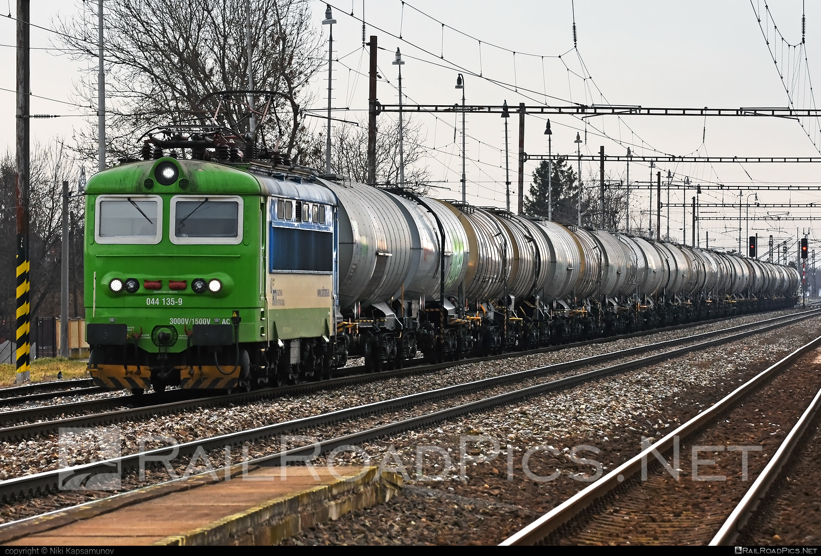 Škoda 73E - 044 135-9 operated by Railtrans International, s.r.o #RailtransInternational #kesselwagen #locomotive242 #plechac #rti #skoda #skoda73e #tankwagon