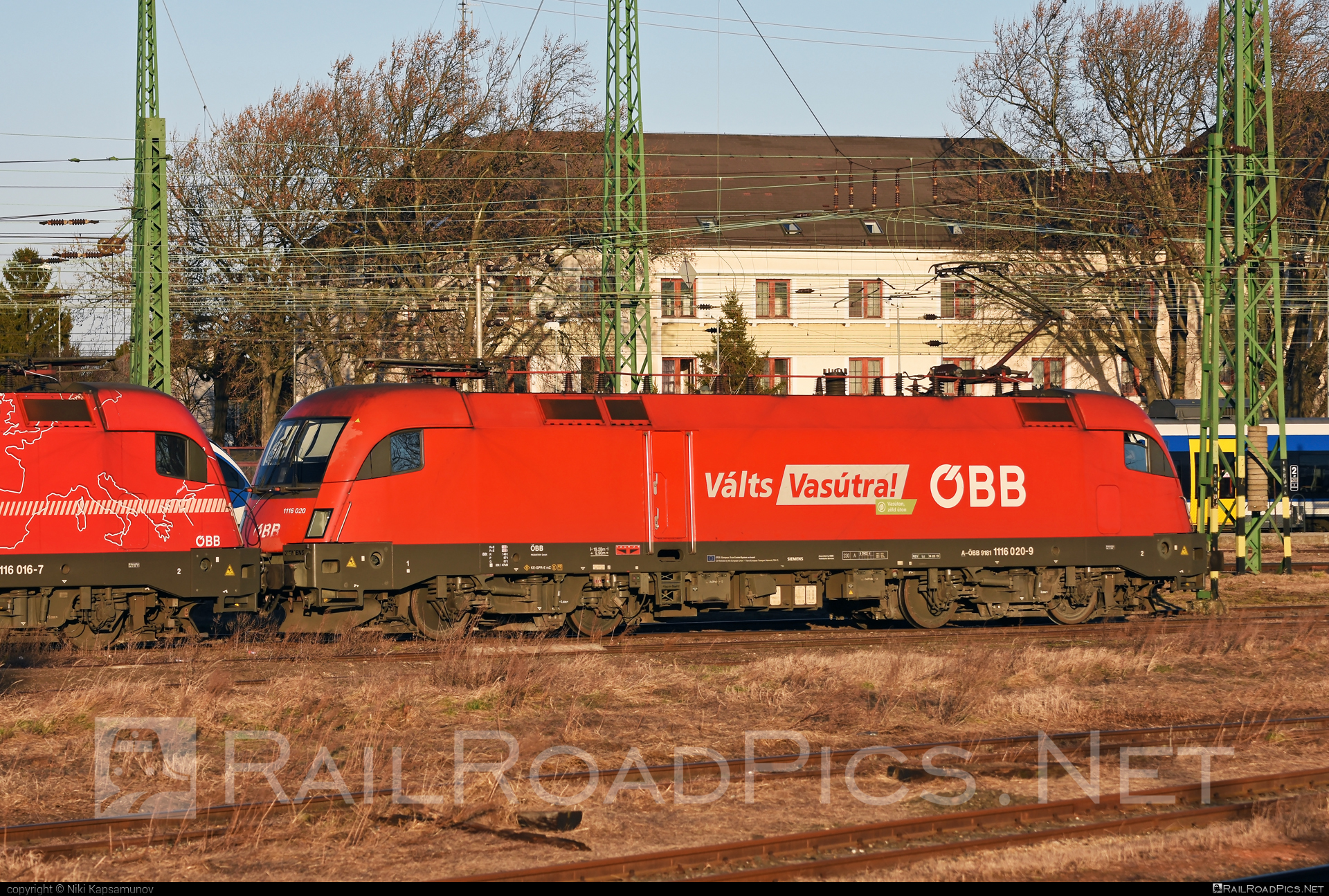 Siemens ES 64 U2 - 1116 020 operated by Rail Cargo Hungaria ZRt. #es64 #es64u2 #eurosprinter #obb #osterreichischebundesbahnen #rch #siemens #siemensEs64 #siemensEs64u2 #siemenstaurus #taurus #tauruslocomotive
