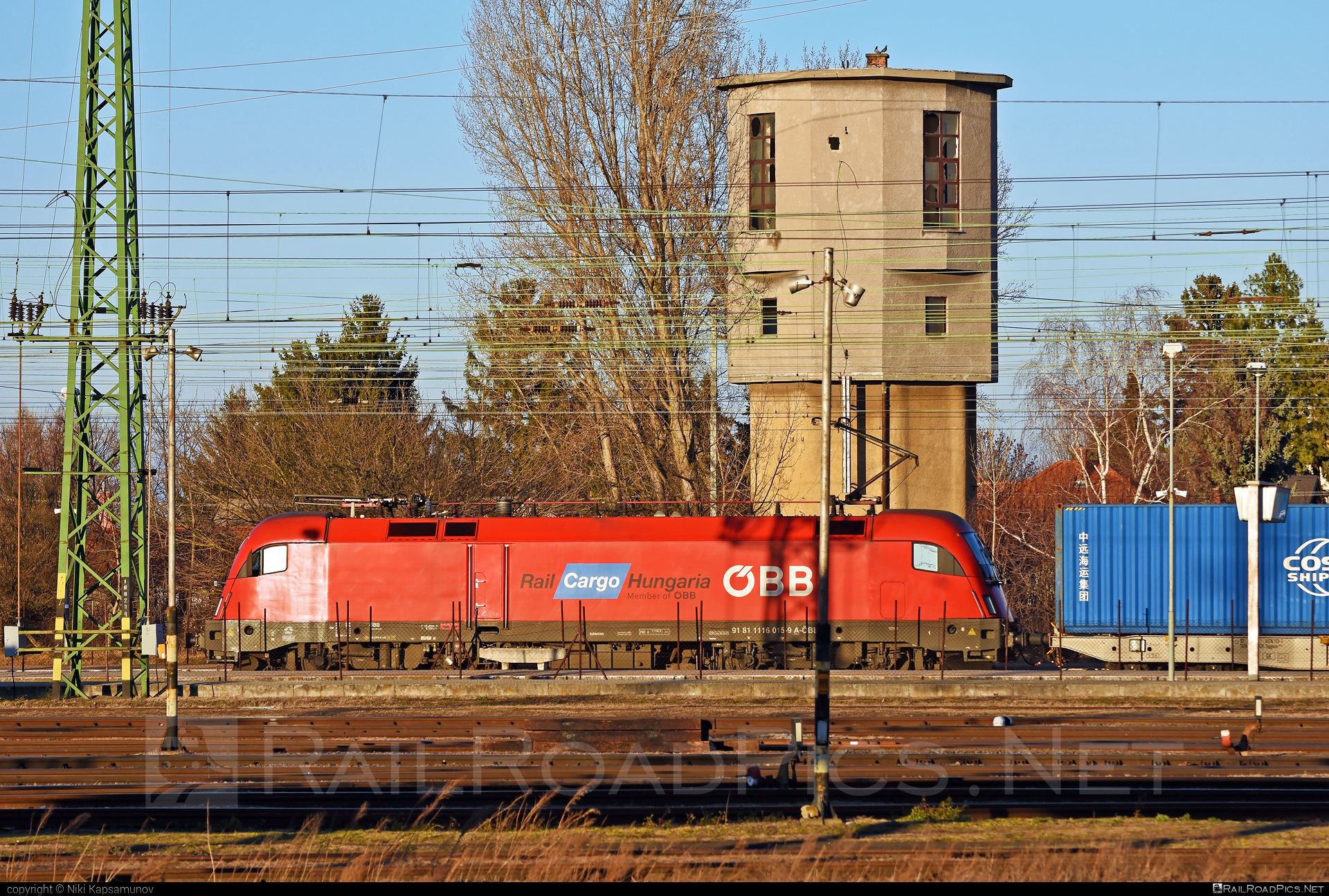 Siemens ES 64 U2 - 1116 015 operated by Rail Cargo Hungaria ZRt. #es64 #es64u2 #eurosprinter #obb #osterreichischebundesbahnen #rch #siemens #siemensEs64 #siemensEs64u2 #siemenstaurus #taurus #tauruslocomotive